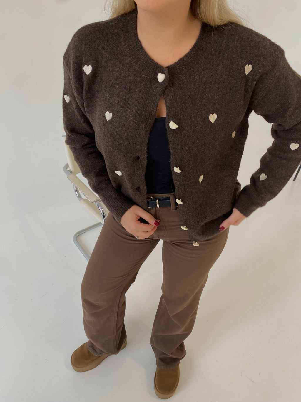 Rudas jaukus susagstomas megztinis su širdelėmis “Warm Heart Brown”