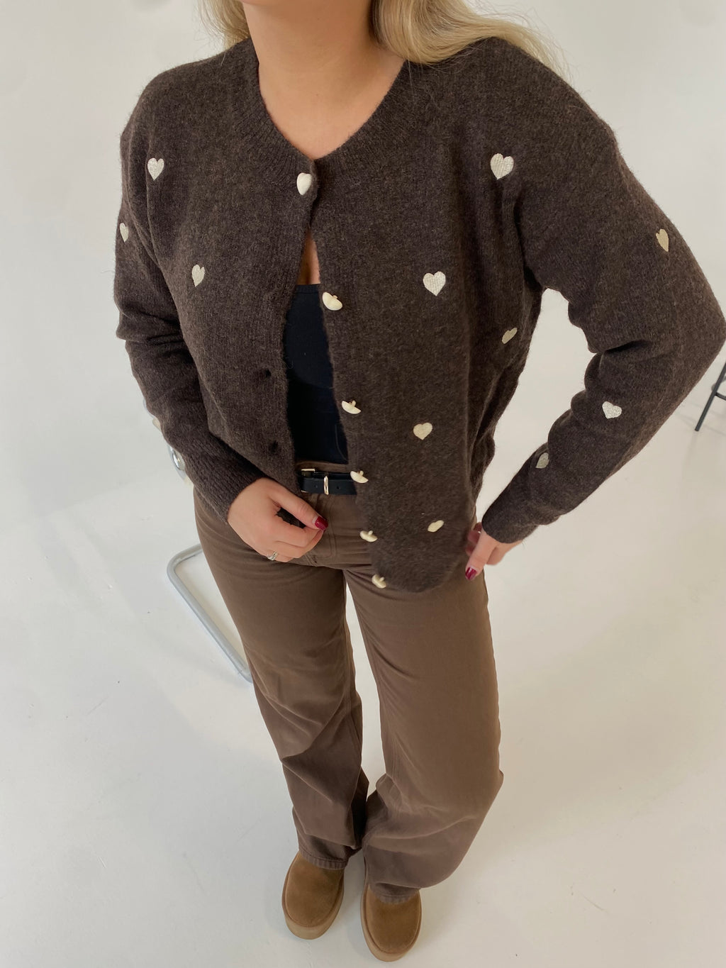 Rudas jaukus susagstomas megztinis su širdelėmis “Warm Heart Brown”