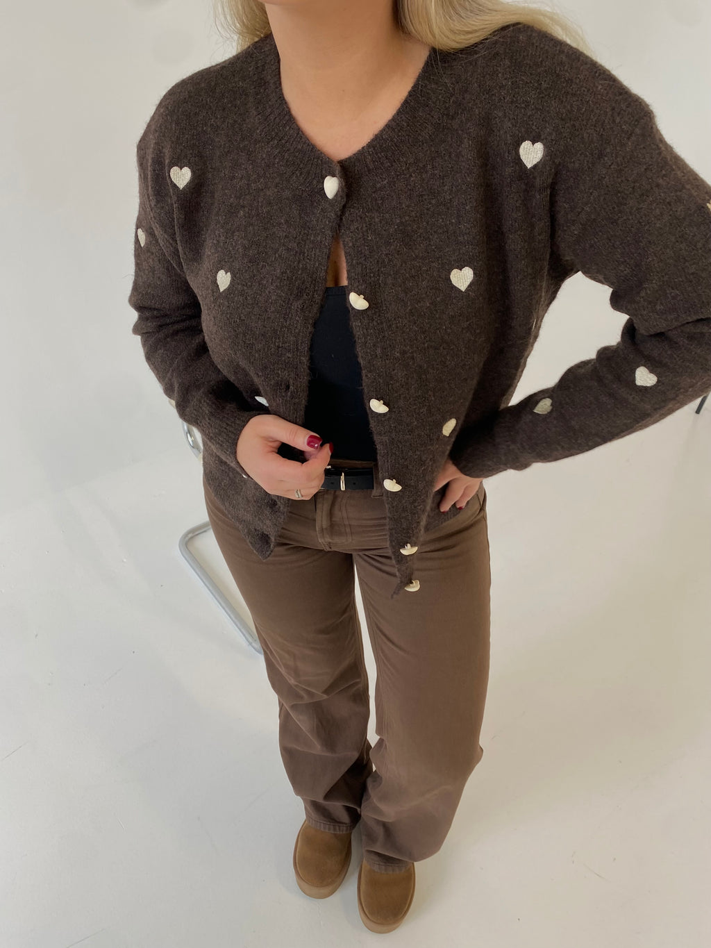 Rudas jaukus susagstomas megztinis su širdelėmis “Warm Heart Brown”