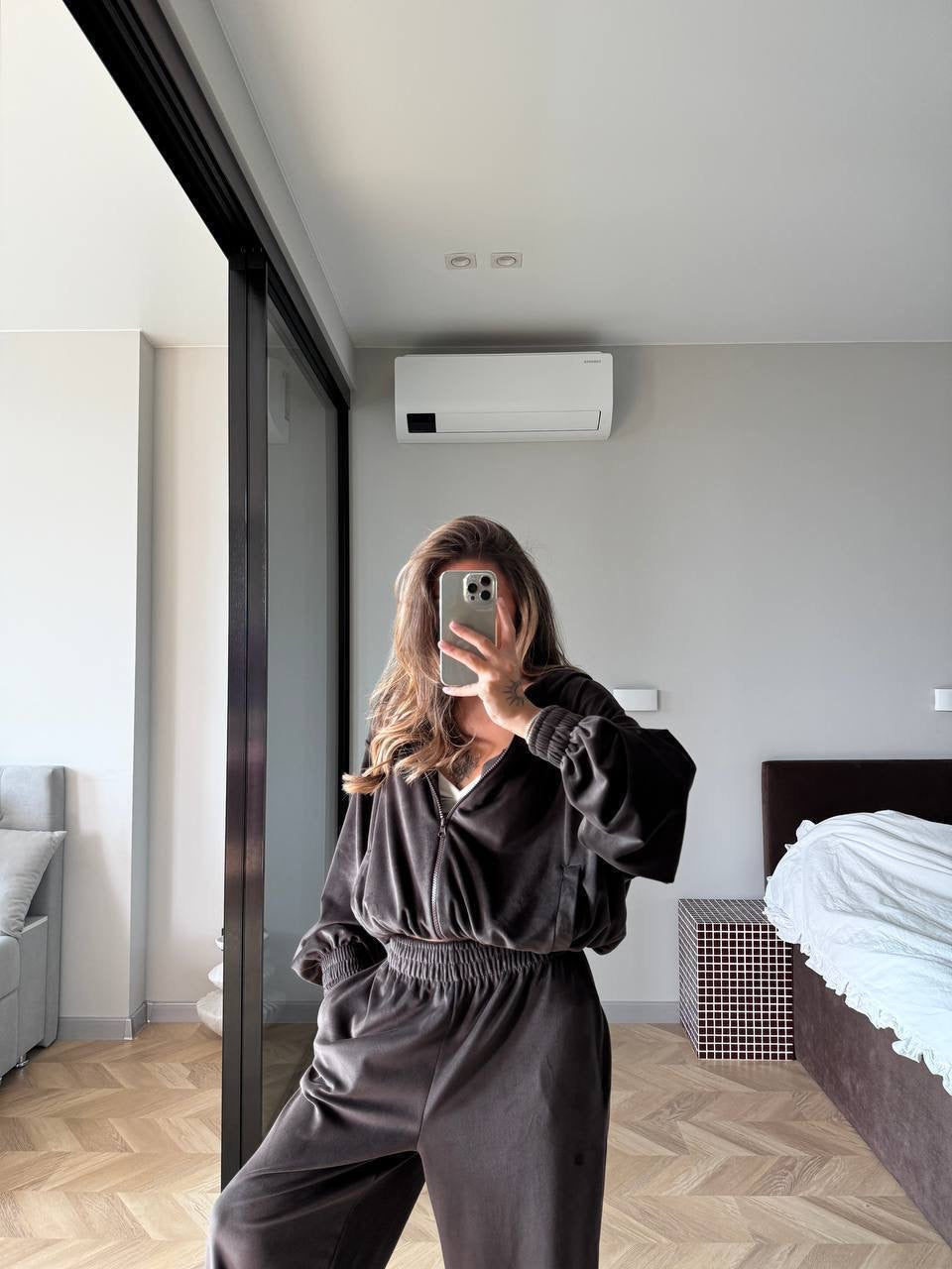 Veliūrinis dviejų dalių laisvalaikio komplektas - rudas „Brown Velvet Lounge Set“