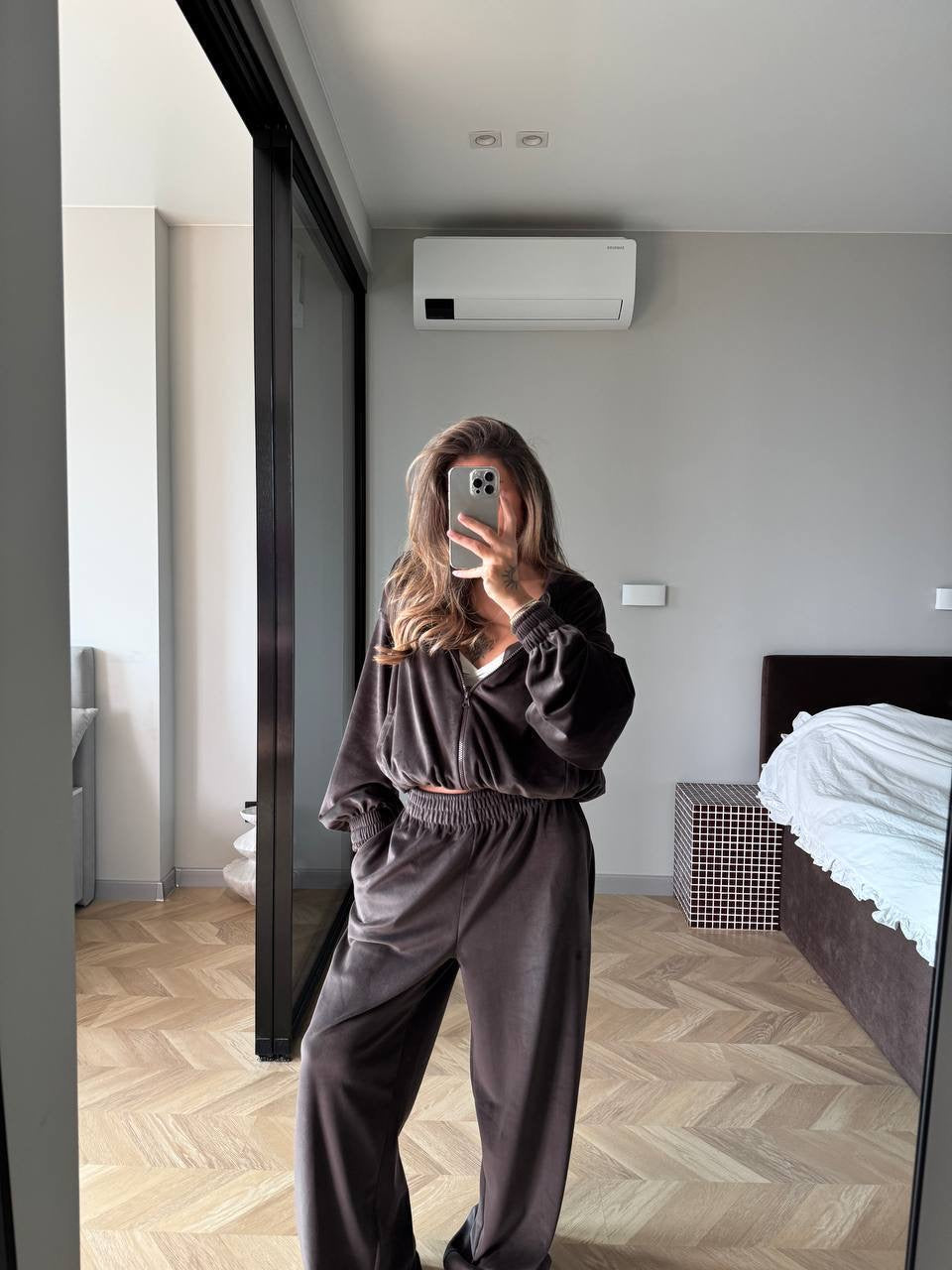 Veliūrinis dviejų dalių laisvalaikio komplektas - rudas „Brown Velvet Lounge Set“