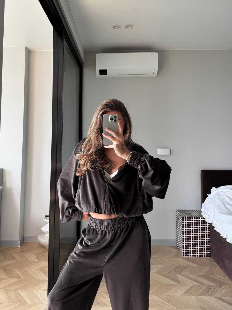 Veliūrinis dviejų dalių laisvalaikio komplektas - rudas „Brown Velvet Lounge Set“