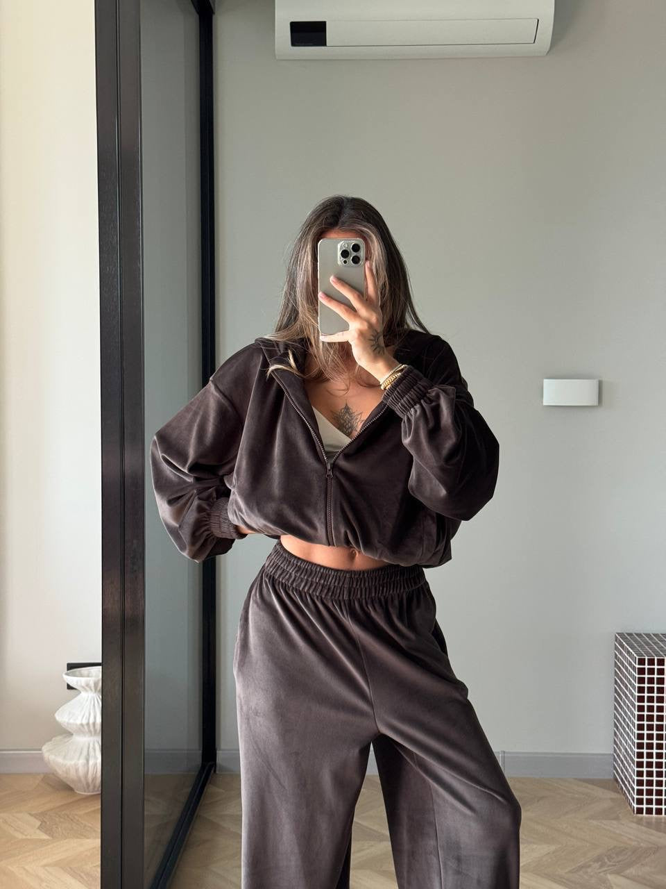 Veliūrinis dviejų dalių laisvalaikio komplektas - rudas „Brown Velvet Lounge Set“