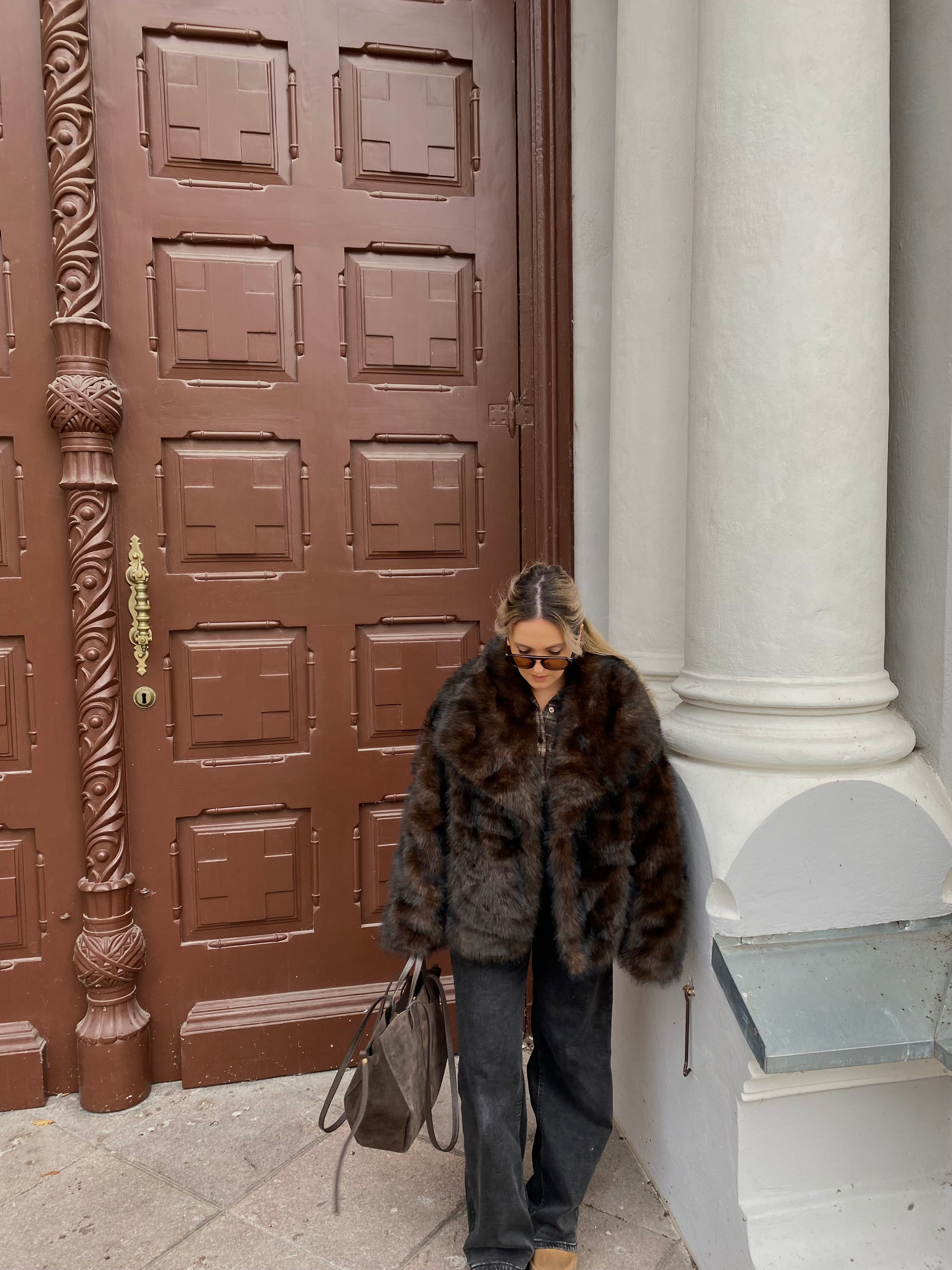 Tamsiai šokoladinės spalvos dirbtiniai kailiniai “Chocolate Luxe Oversize”