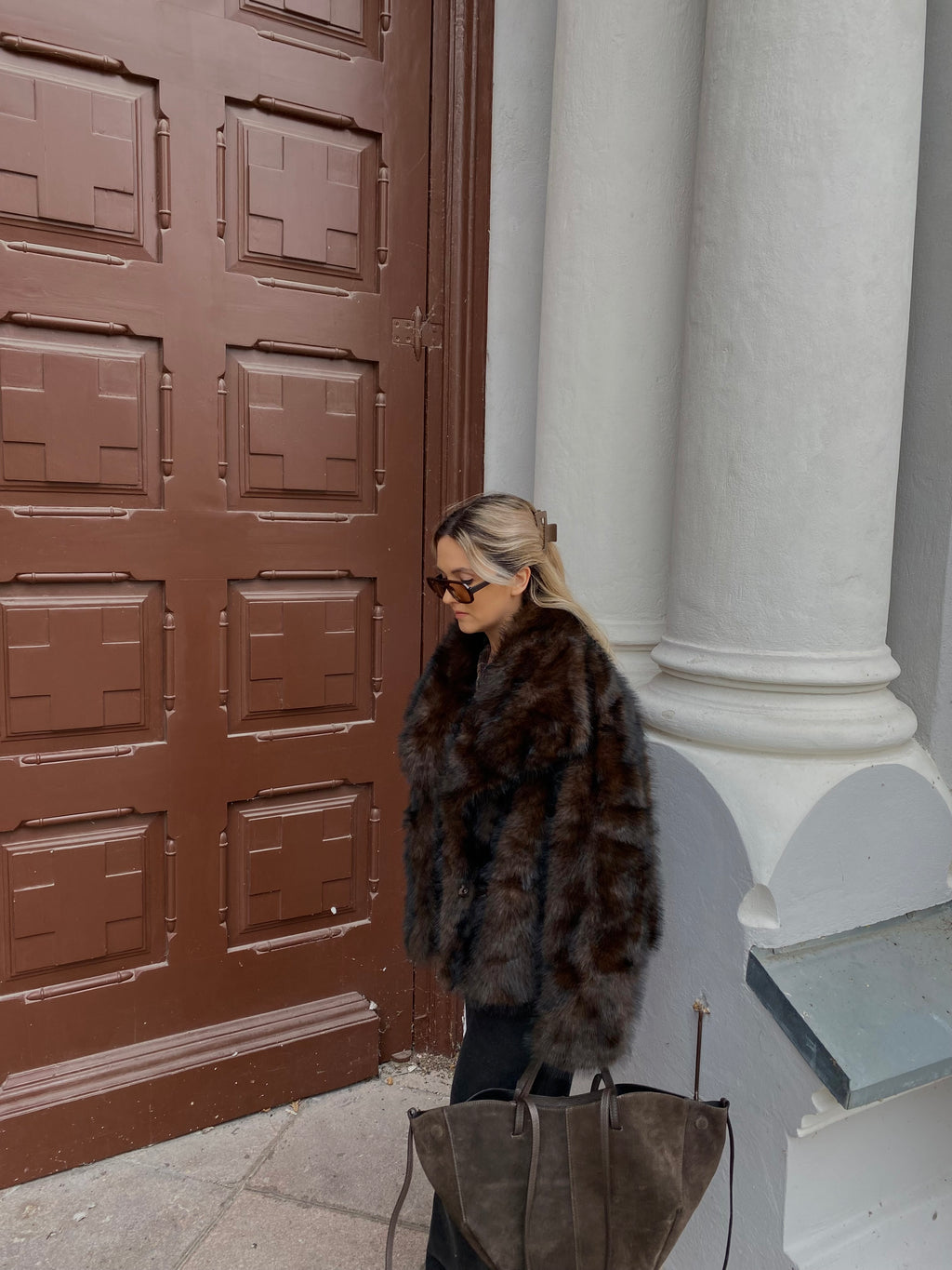 Tamsiai šokoladinės spalvos dirbtiniai kailiniai “Chocolate Luxe Oversize”