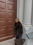 Tamsiai šokoladinės spalvos dirbtiniai kailiniai “Chocolate Luxe Oversize”