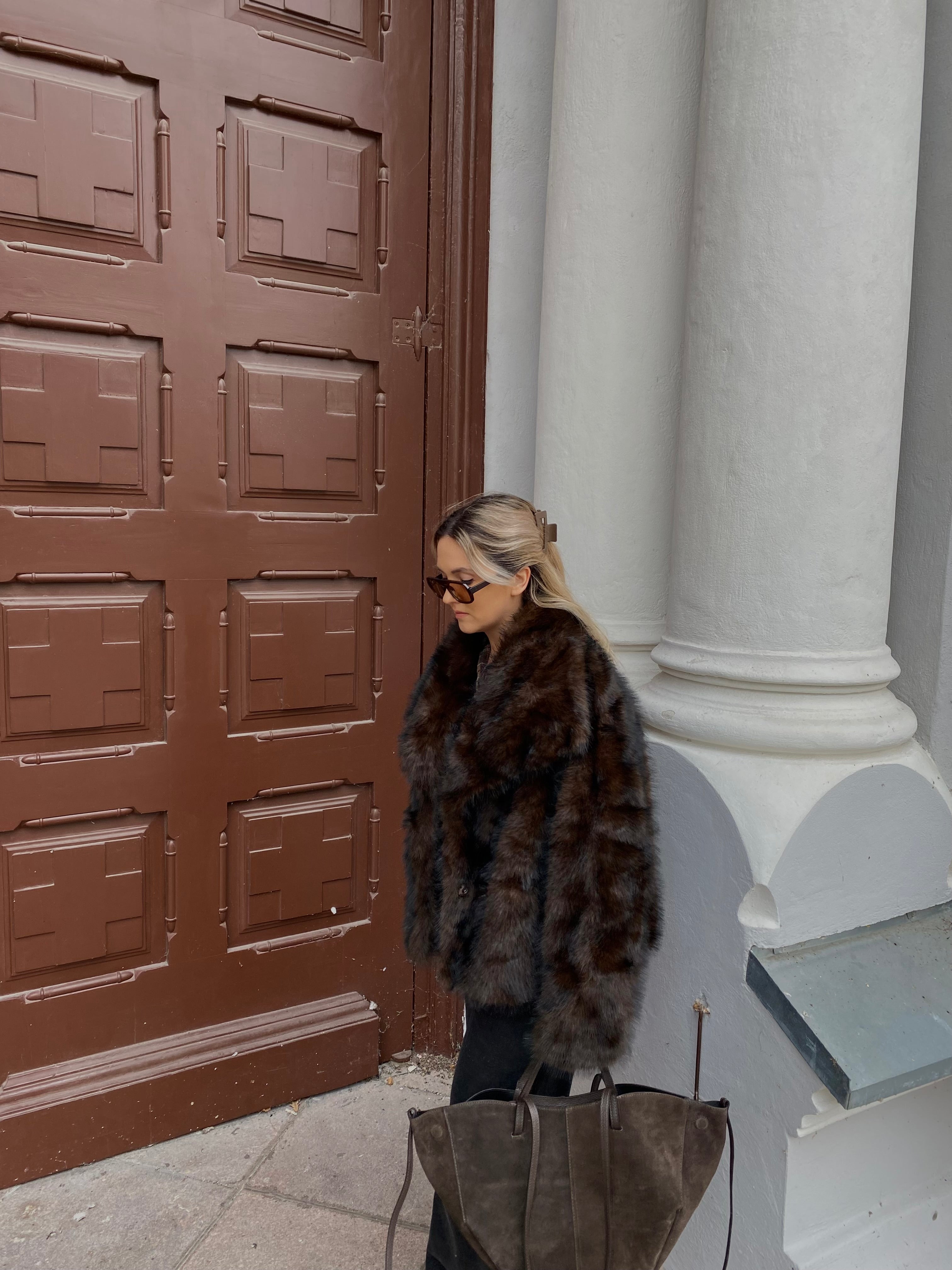 Tamsiai šokoladinės spalvos dirbtiniai kailiniai “Chocolate Luxe Oversize”