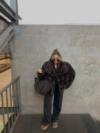 Tamsiai šokoladinės spalvos dirbtiniai kailiniai “Chocolate Luxe Oversize”