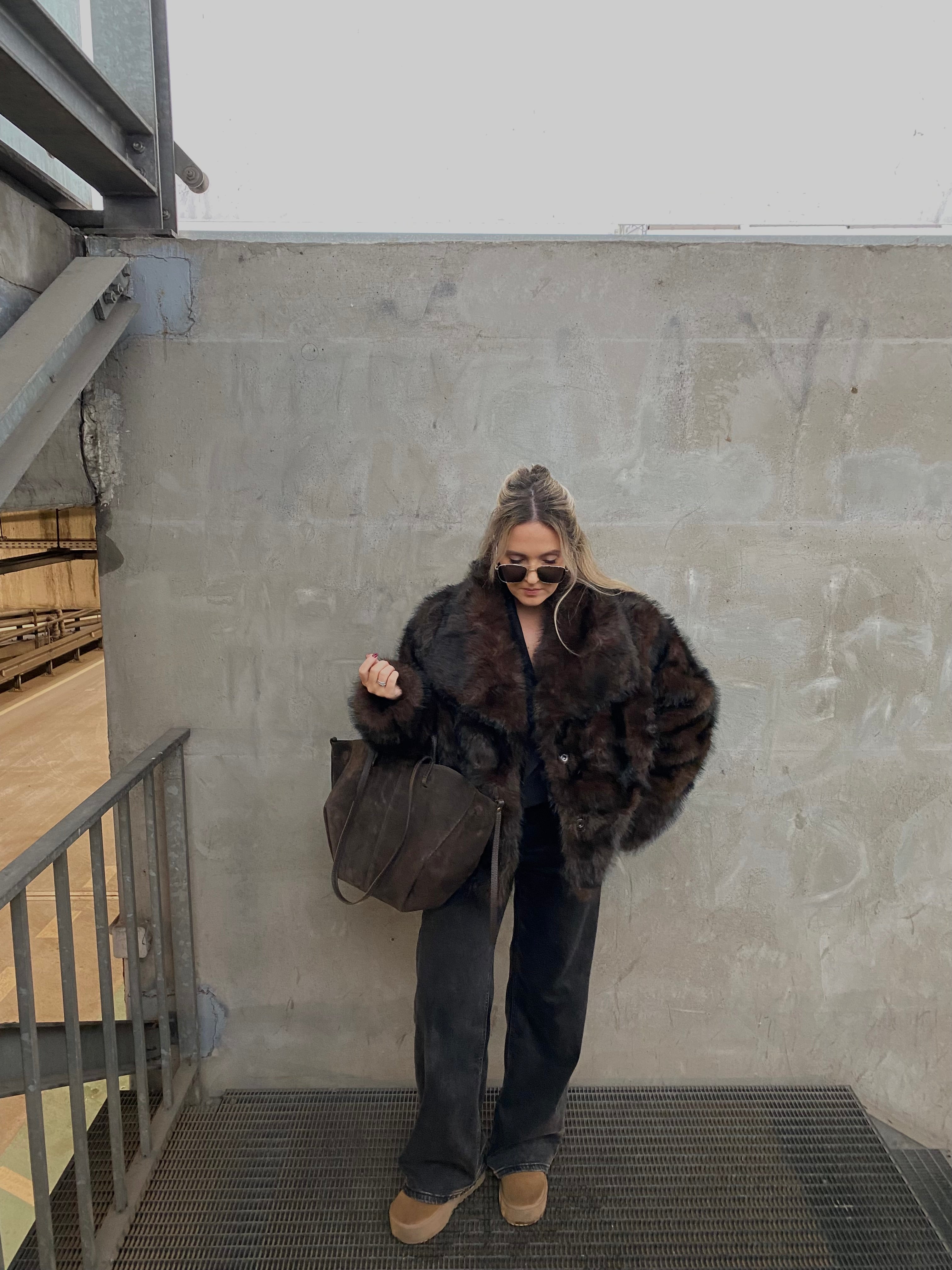 Tamsiai šokoladinės spalvos dirbtiniai kailiniai “Chocolate Luxe Oversize”