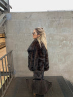 Tamsiai šokoladinės spalvos dirbtiniai kailiniai “Chocolate Luxe Oversize”