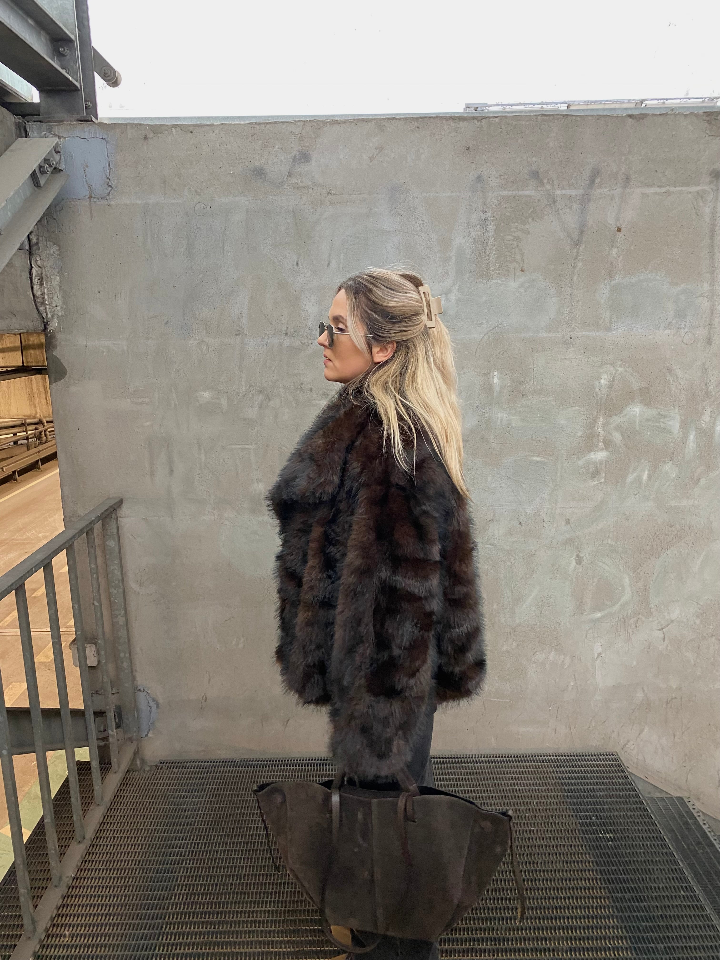 Tamsiai šokoladinės spalvos dirbtiniai kailiniai “Chocolate Luxe Oversize”