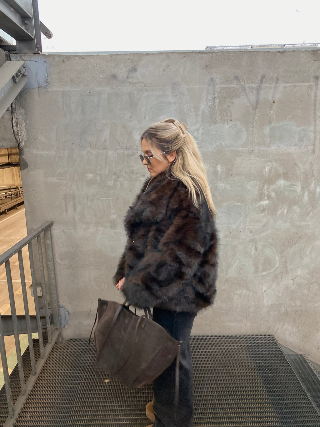 Tamsiai šokoladinės spalvos dirbtiniai kailiniai “Chocolate Luxe Oversize”