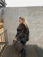 Tamsiai šokoladinės spalvos dirbtiniai kailiniai “Chocolate Luxe Oversize”