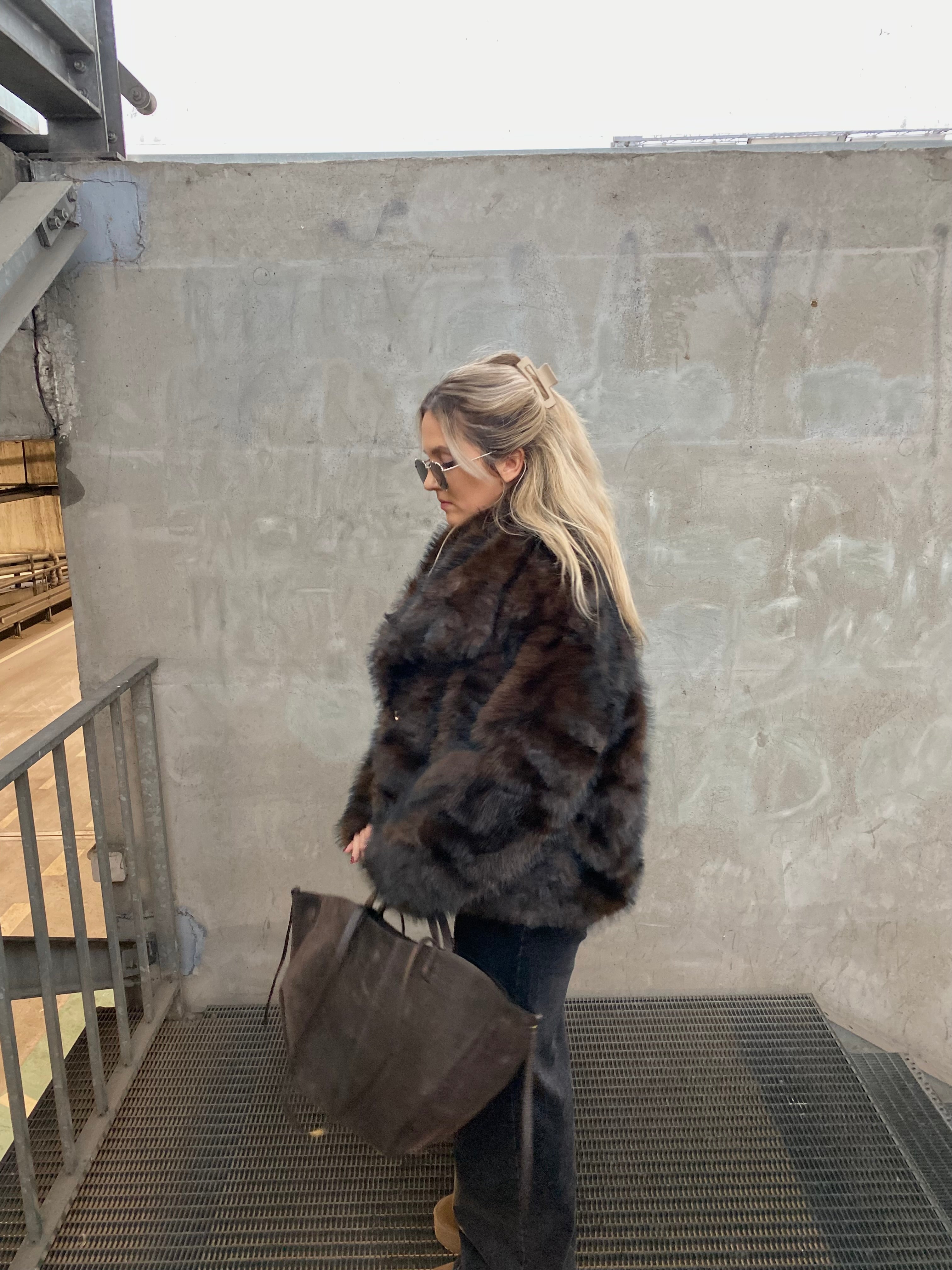 Tamsiai šokoladinės spalvos dirbtiniai kailiniai “Chocolate Luxe Oversize”