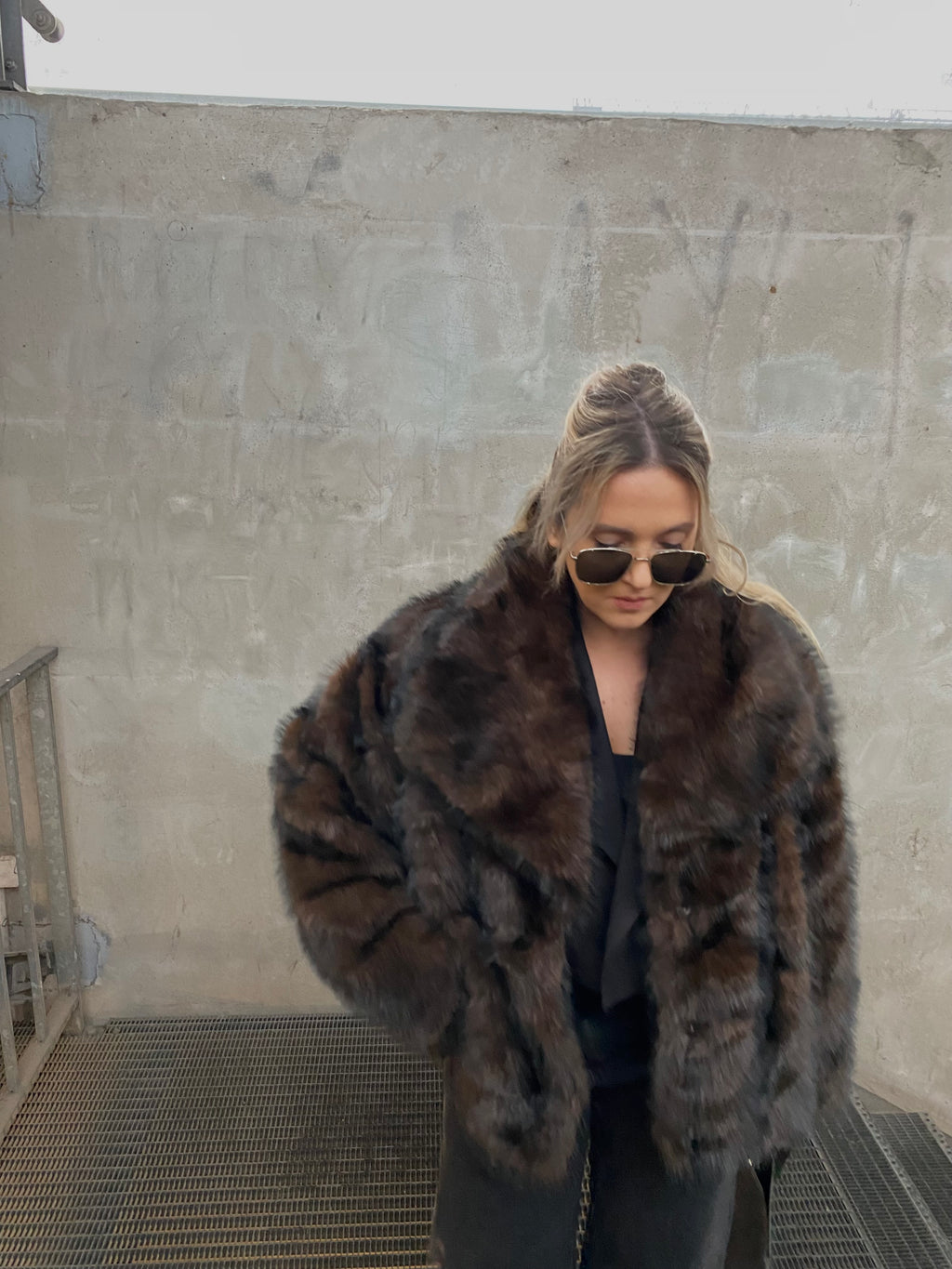 Tamsiai šokoladinės spalvos dirbtiniai kailiniai “Chocolate Luxe Oversize”