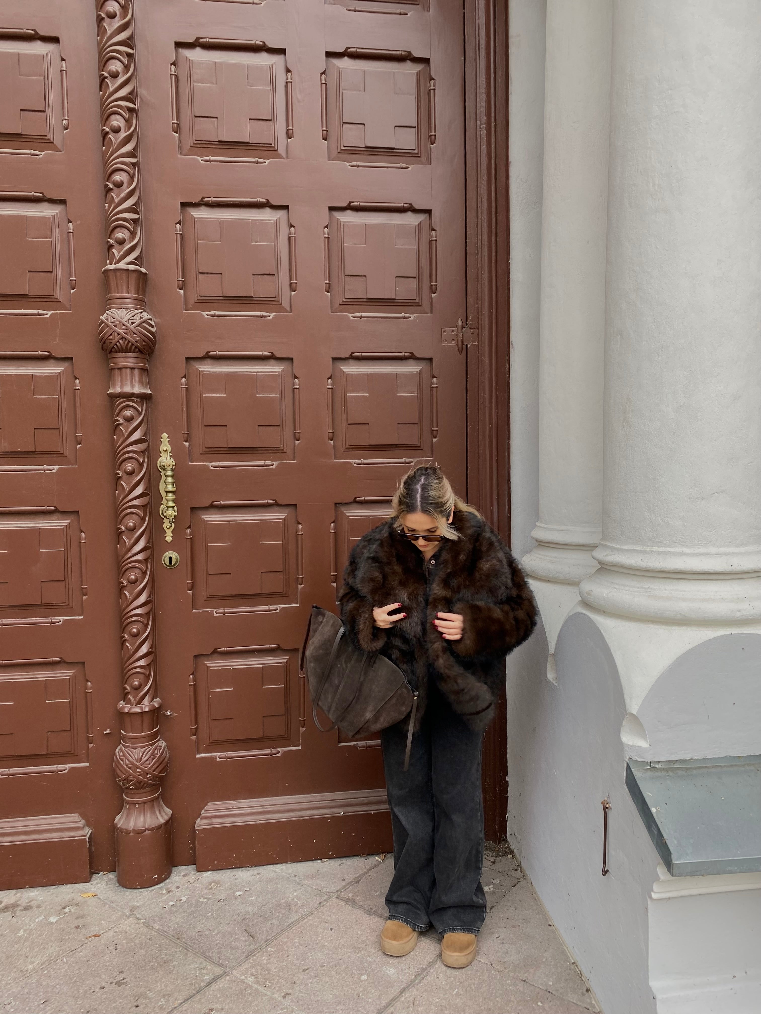Tamsiai šokoladinės spalvos dirbtiniai kailiniai “Chocolate Luxe Oversize”