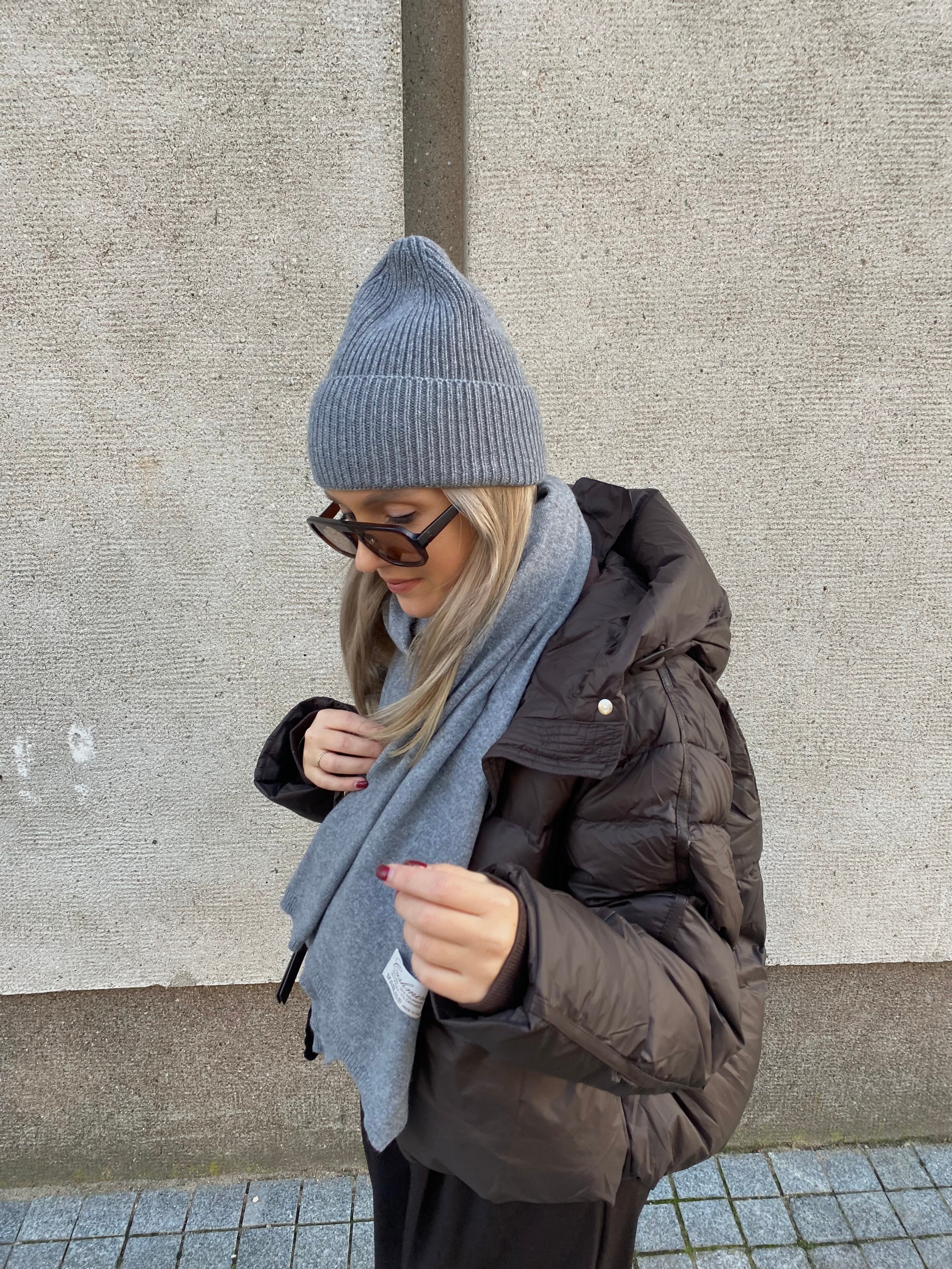 Pilkas šaliko ir kepurės komplektas su kašmyru ir vilna (unisex) “Grey Cashmere Wool Set”