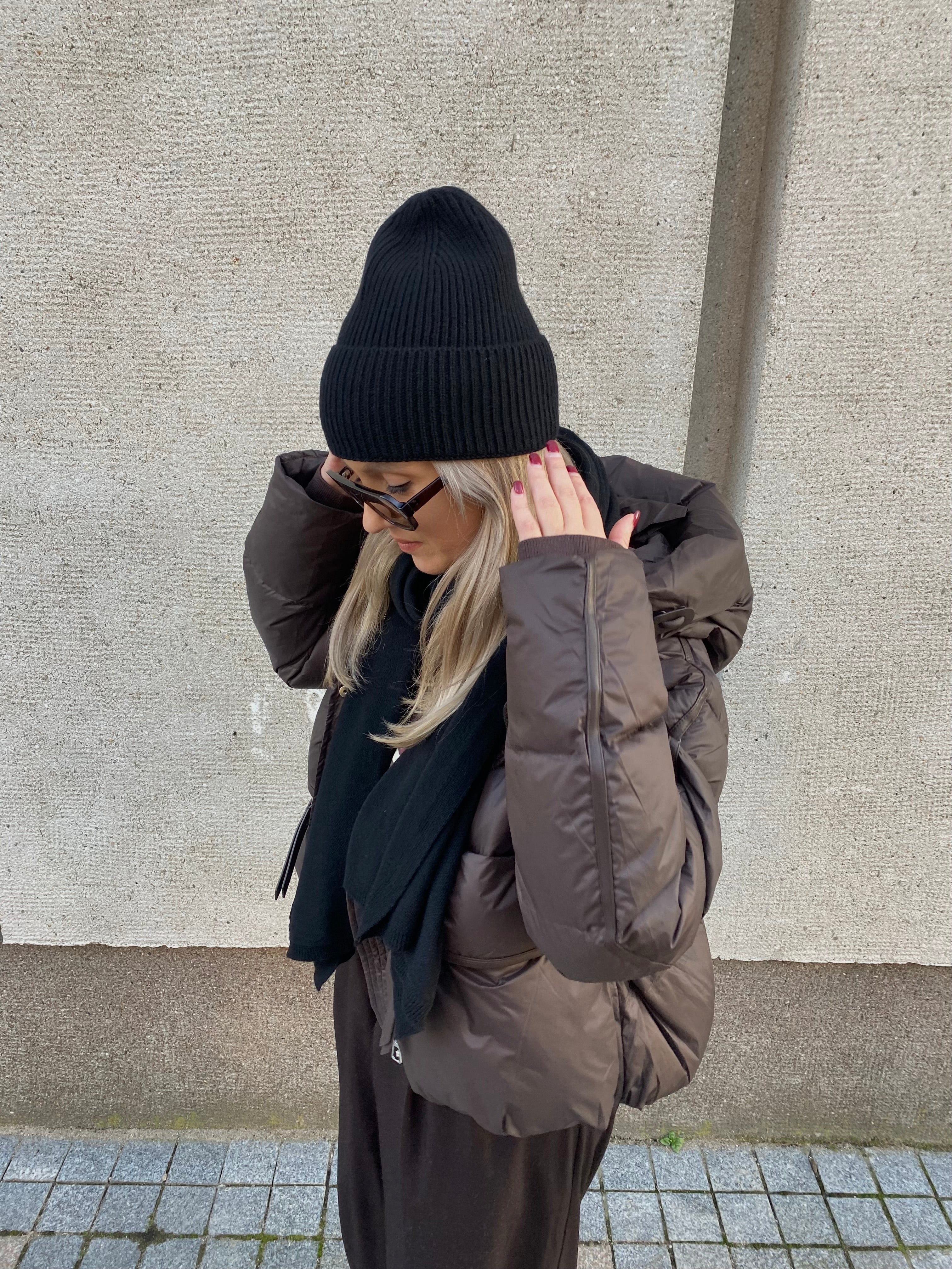 Juodas šaliko ir kepurės komplektas su kašmyru ir vilna (unisex) “Black Cashmere Wool Set”