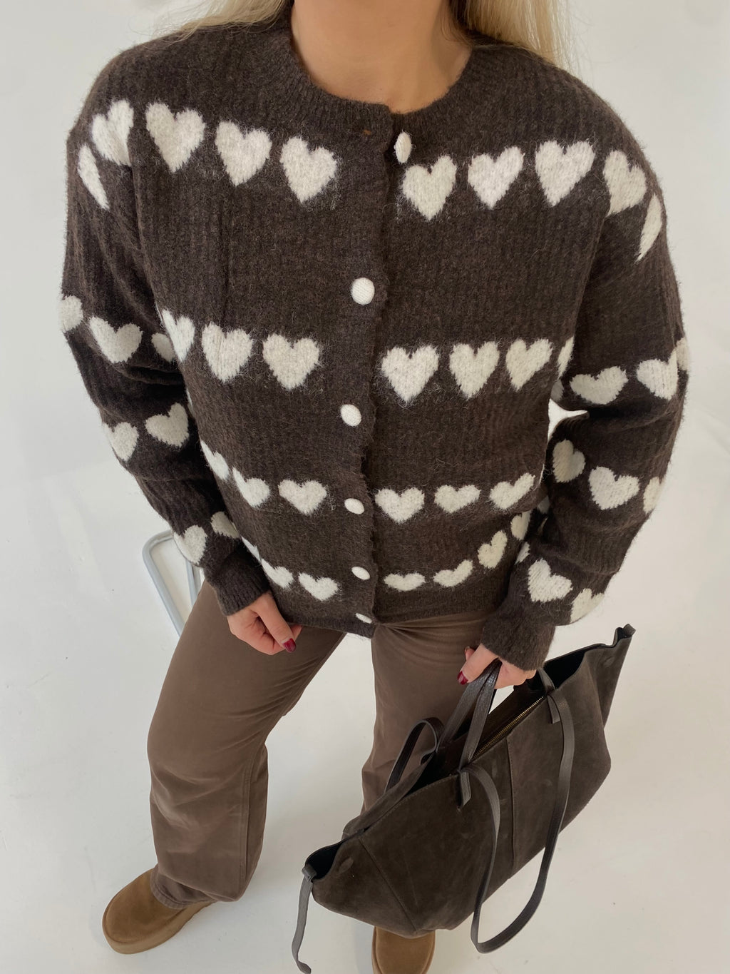 Rudas šiltas megztinis su širdelėmis “Cozy Heart Brown”