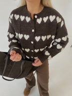 Rudas šiltas megztinis su širdelėmis “Cozy Heart Brown”