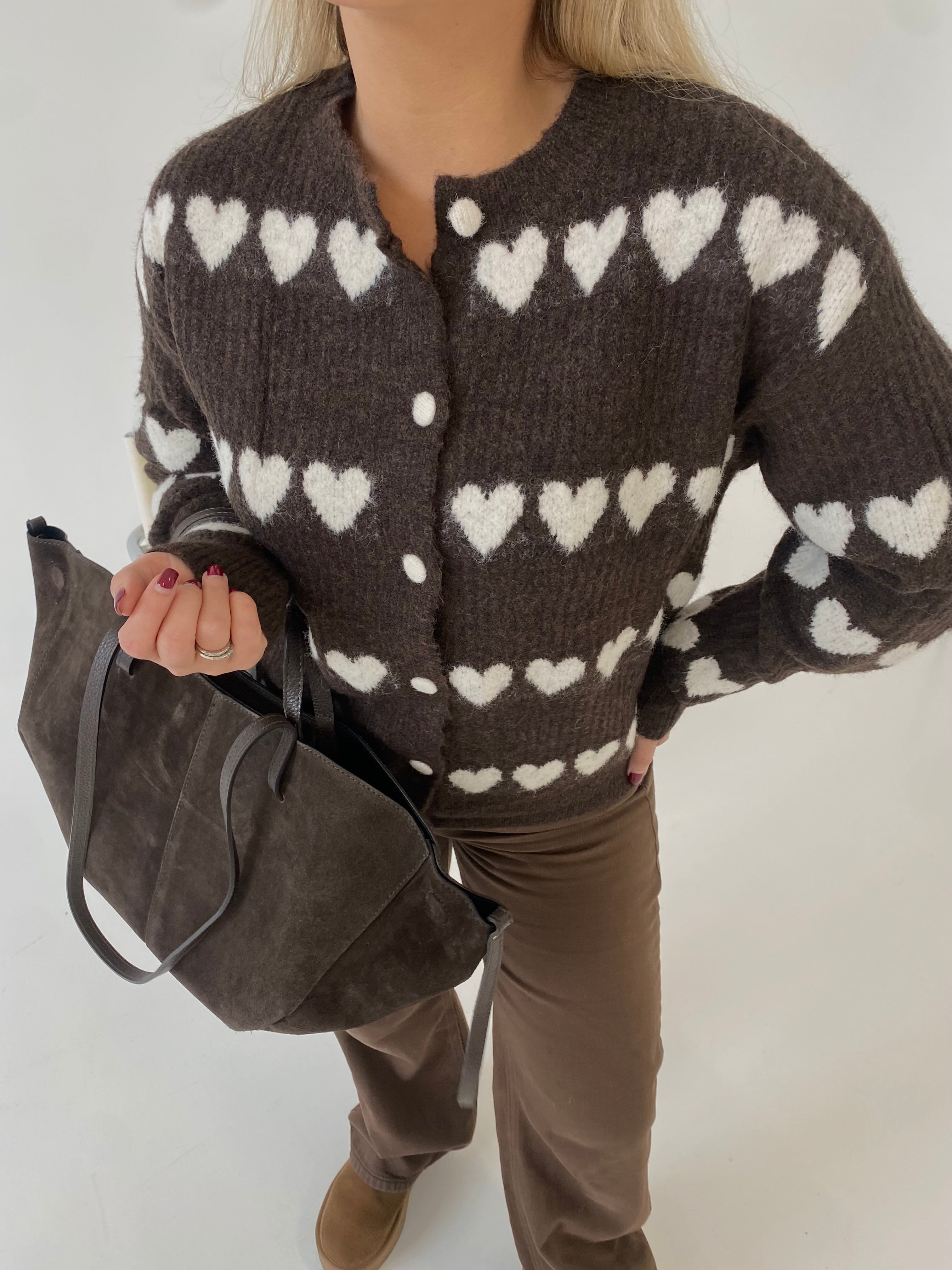 Rudas šiltas megztinis su širdelėmis “Cozy Heart Brown”