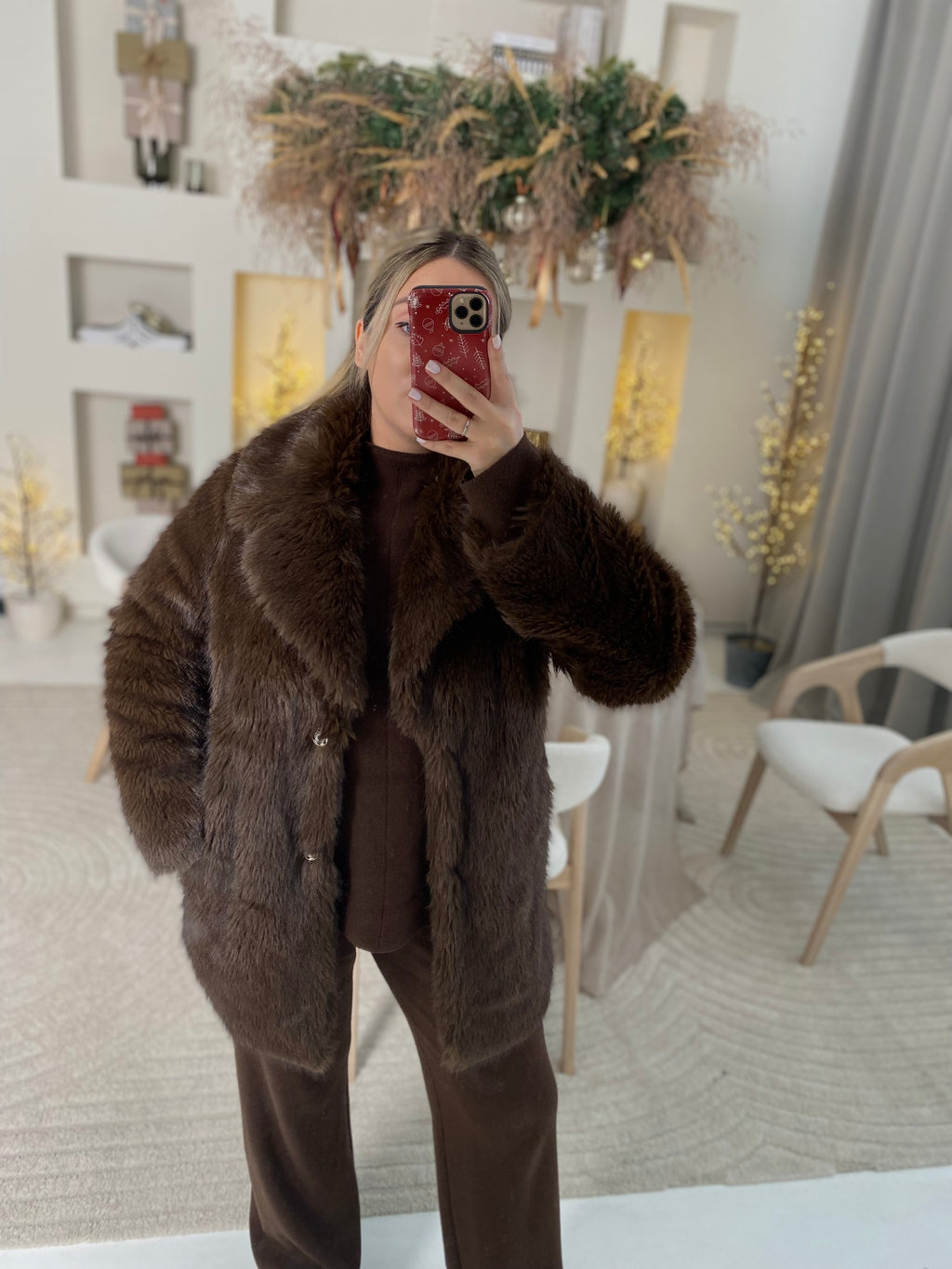 Šokoladiniai vidutinio ilgio dirbtiniai kailinukai “Chocolate Mid-Length Faux Fur Coat”