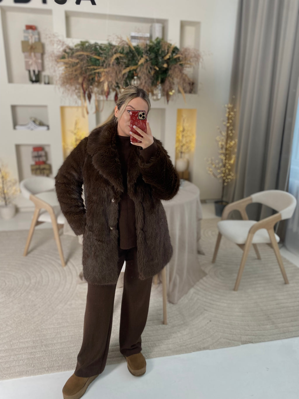 Šokoladiniai vidutinio ilgio dirbtiniai kailinukai “Chocolate Mid-Length Faux Fur Coat”