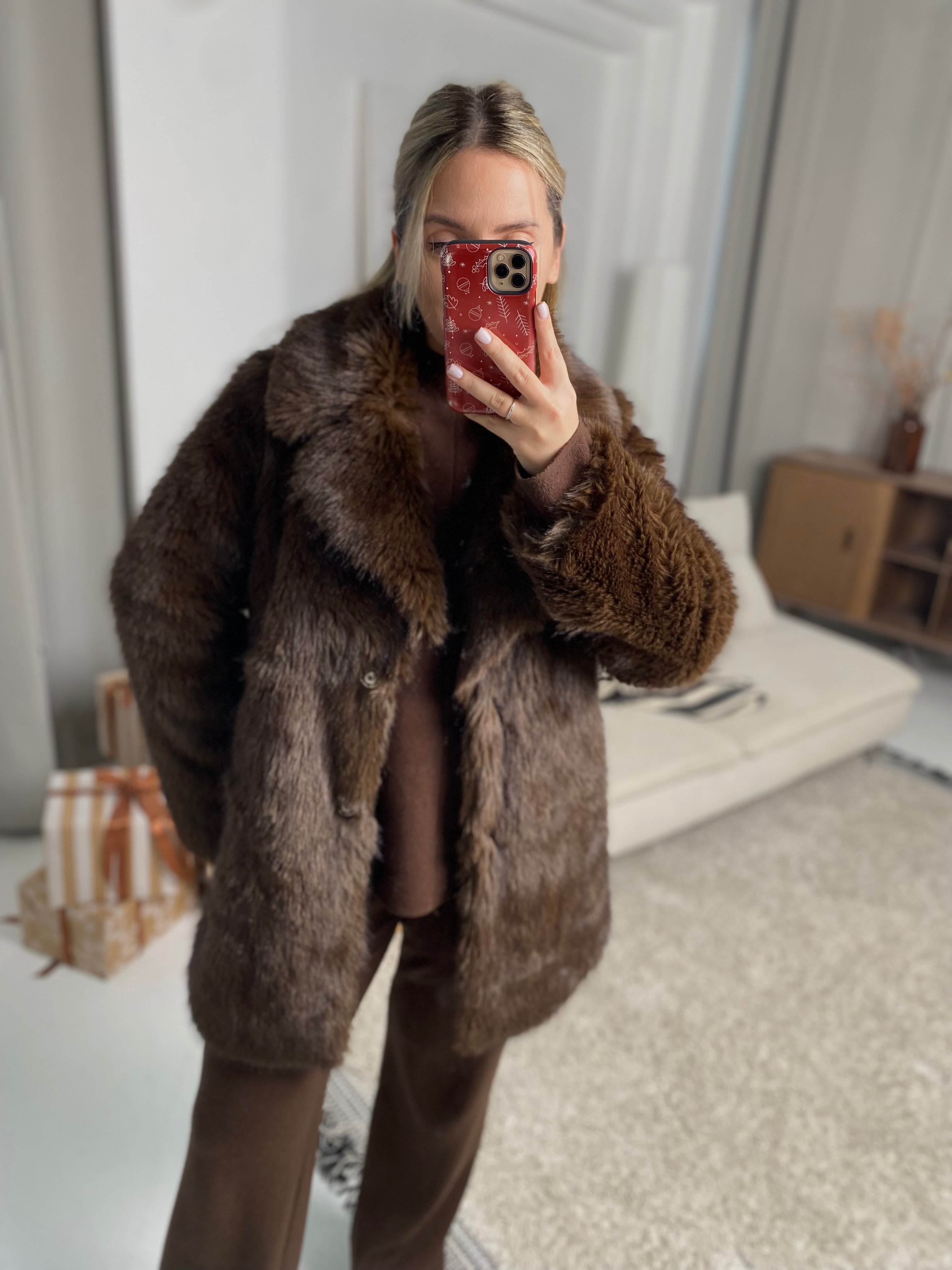 Šokoladiniai vidutinio ilgio dirbtiniai kailinukai “Chocolate Mid-Length Faux Fur Coat”