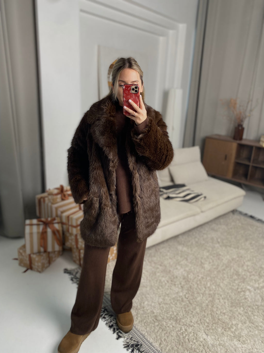 Šokoladiniai vidutinio ilgio dirbtiniai kailinukai “Chocolate Mid-Length Faux Fur Coat”