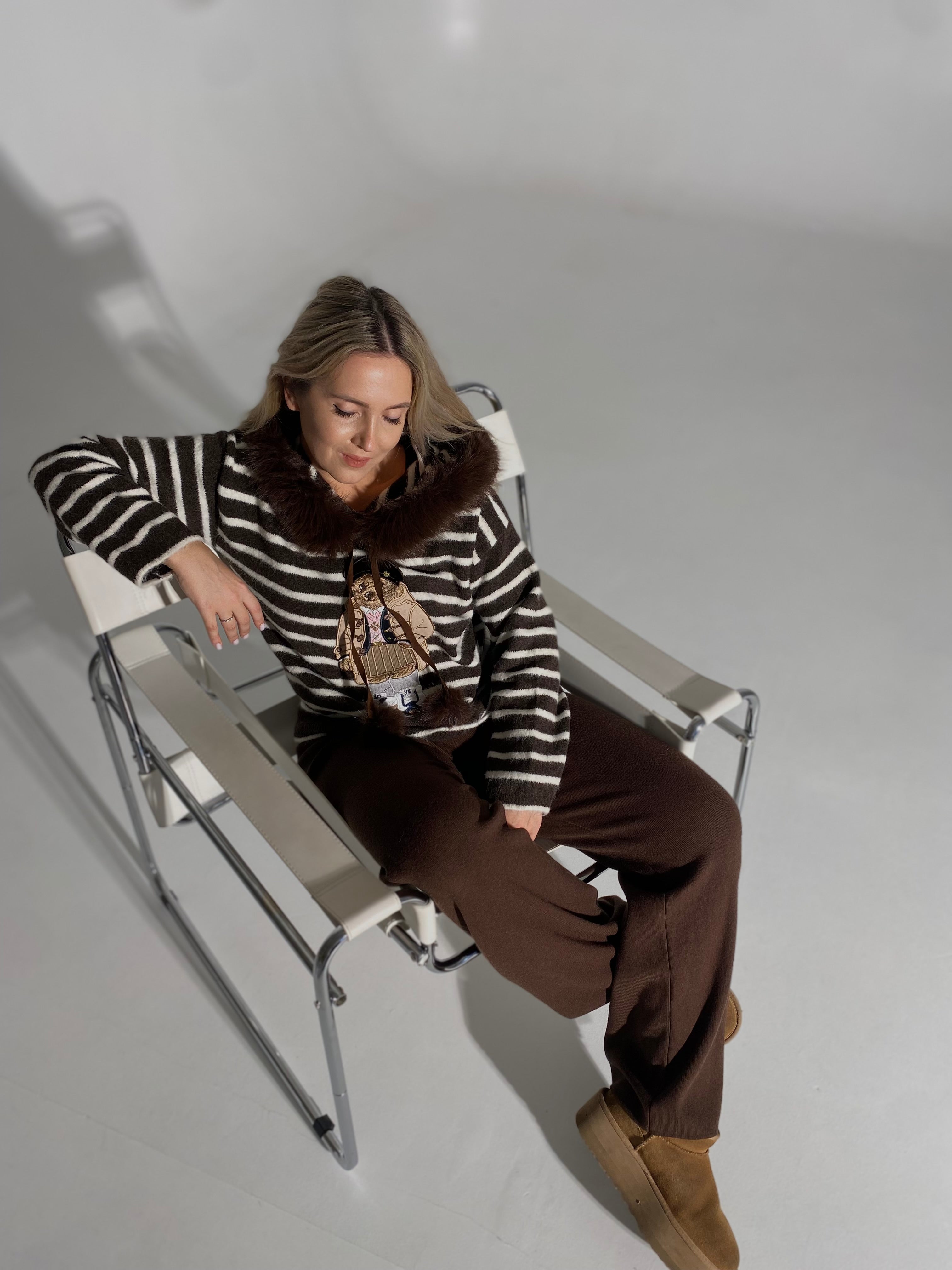 Šiltas šokoladinis dryžuotas megztinis su kailiuku ant gobtuvo “Teddy Cozy Stripe Hoodie – Chocolate”