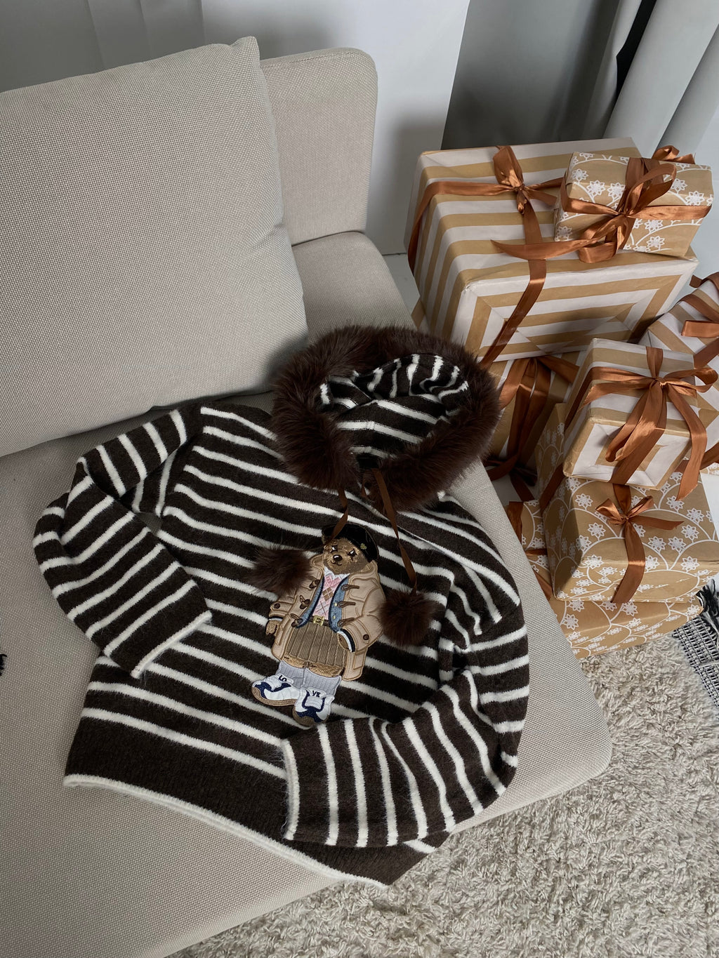 Šiltas šokoladinis dryžuotas megztinis su kailiuku ant gobtuvo “Teddy Cozy Stripe Hoodie – Chocolate”