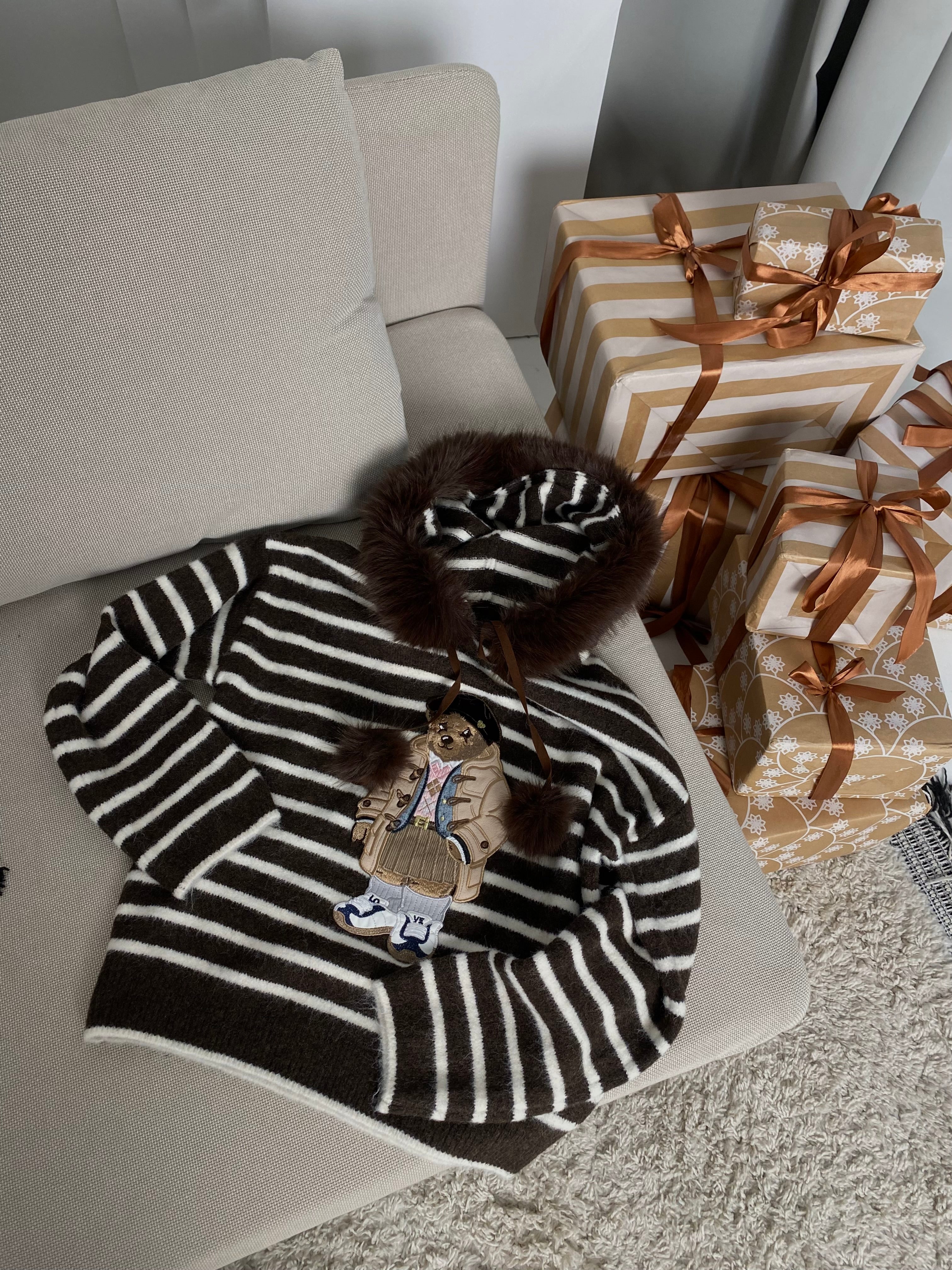 Šiltas šokoladinis dryžuotas megztinis su kailiuku ant gobtuvo “Teddy Cozy Stripe Hoodie – Chocolate”