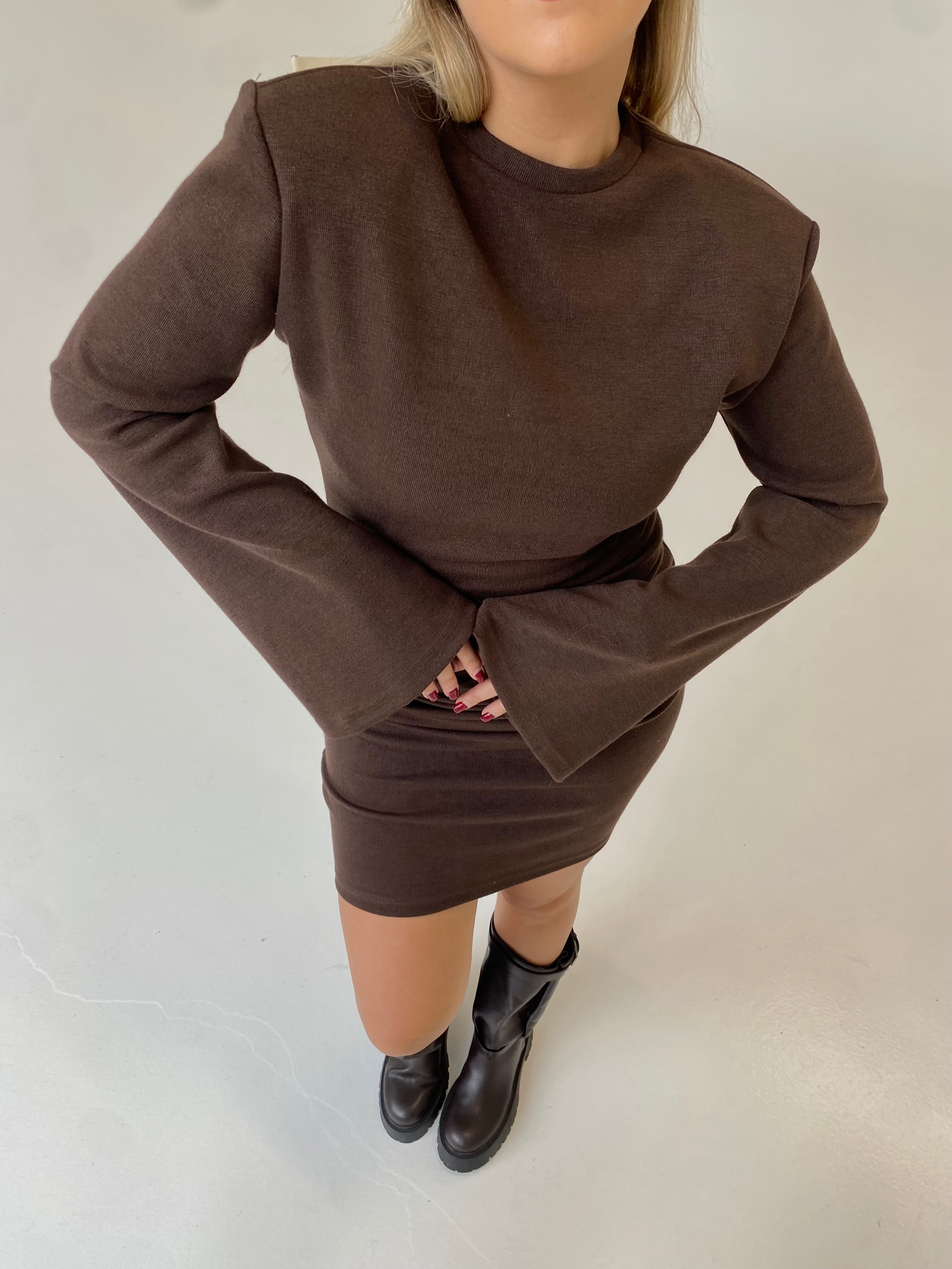 Išskirtinė suknelė su petukais “Power Dress Brown”
