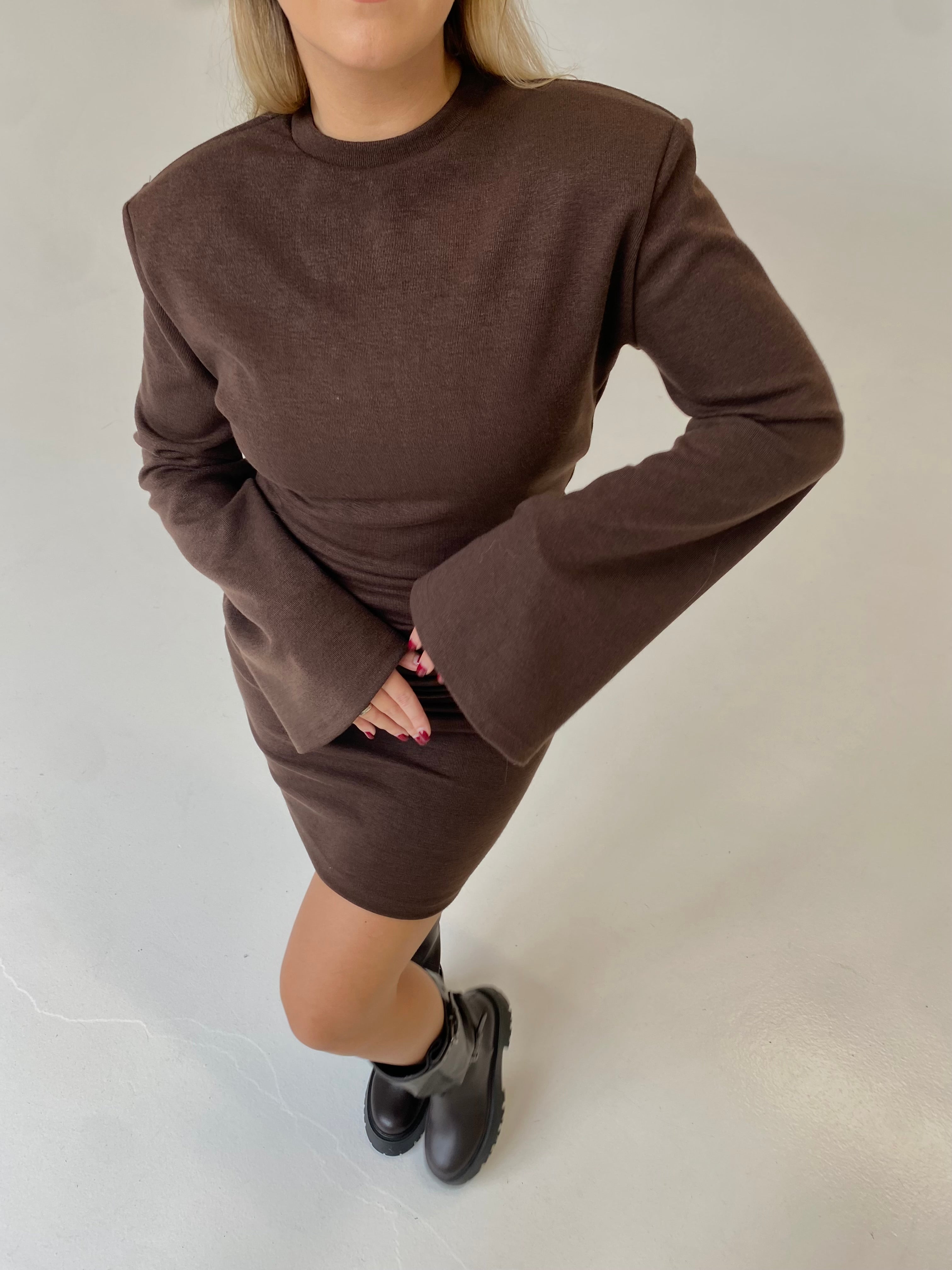 Išskirtinė suknelė su petukais “Power Dress Brown”
