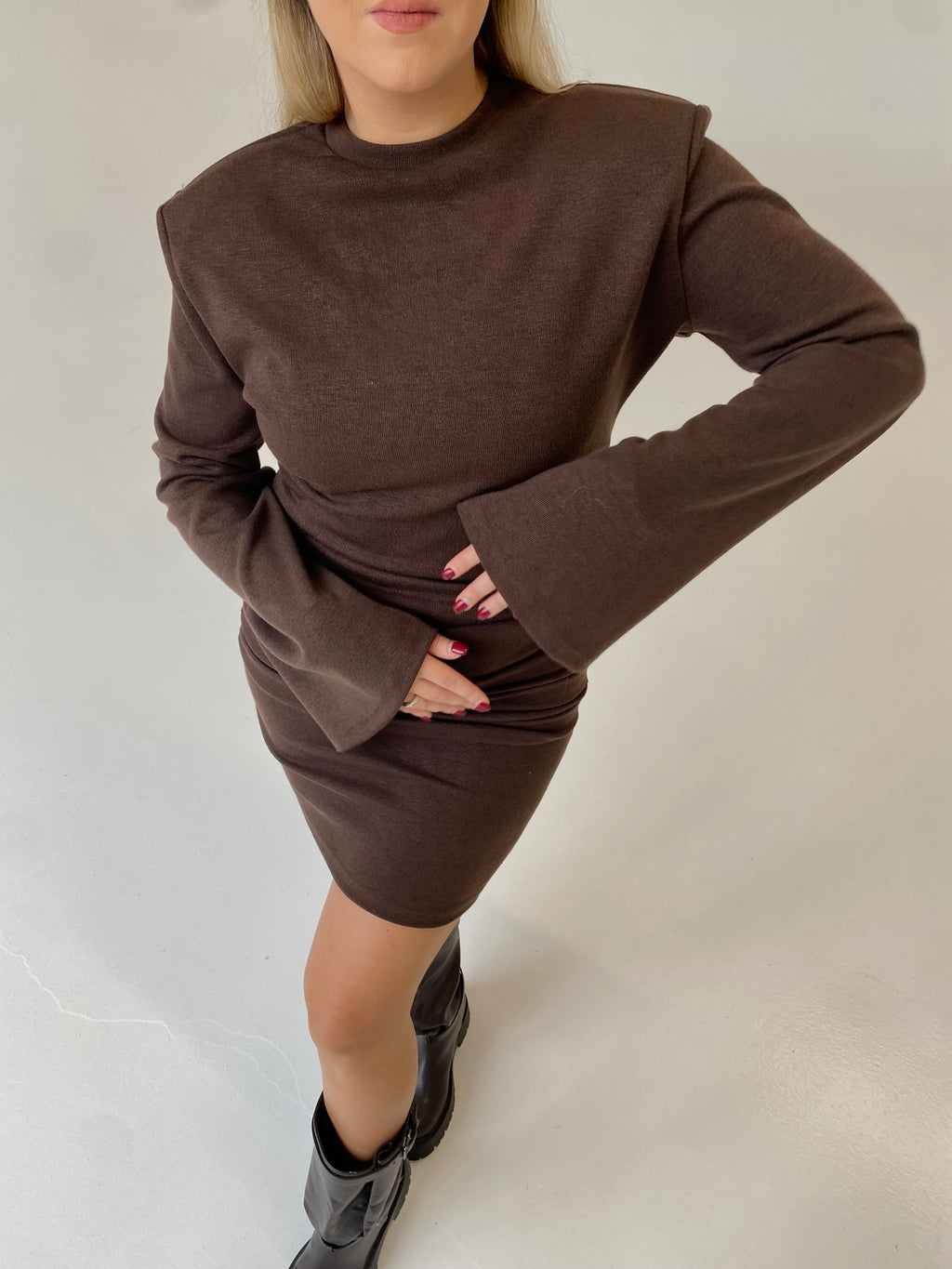 Išskirtinė suknelė su petukais “Power Dress Brown”