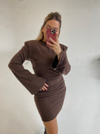 Išskirtinė suknelė su petukais “Power Dress Brown”
