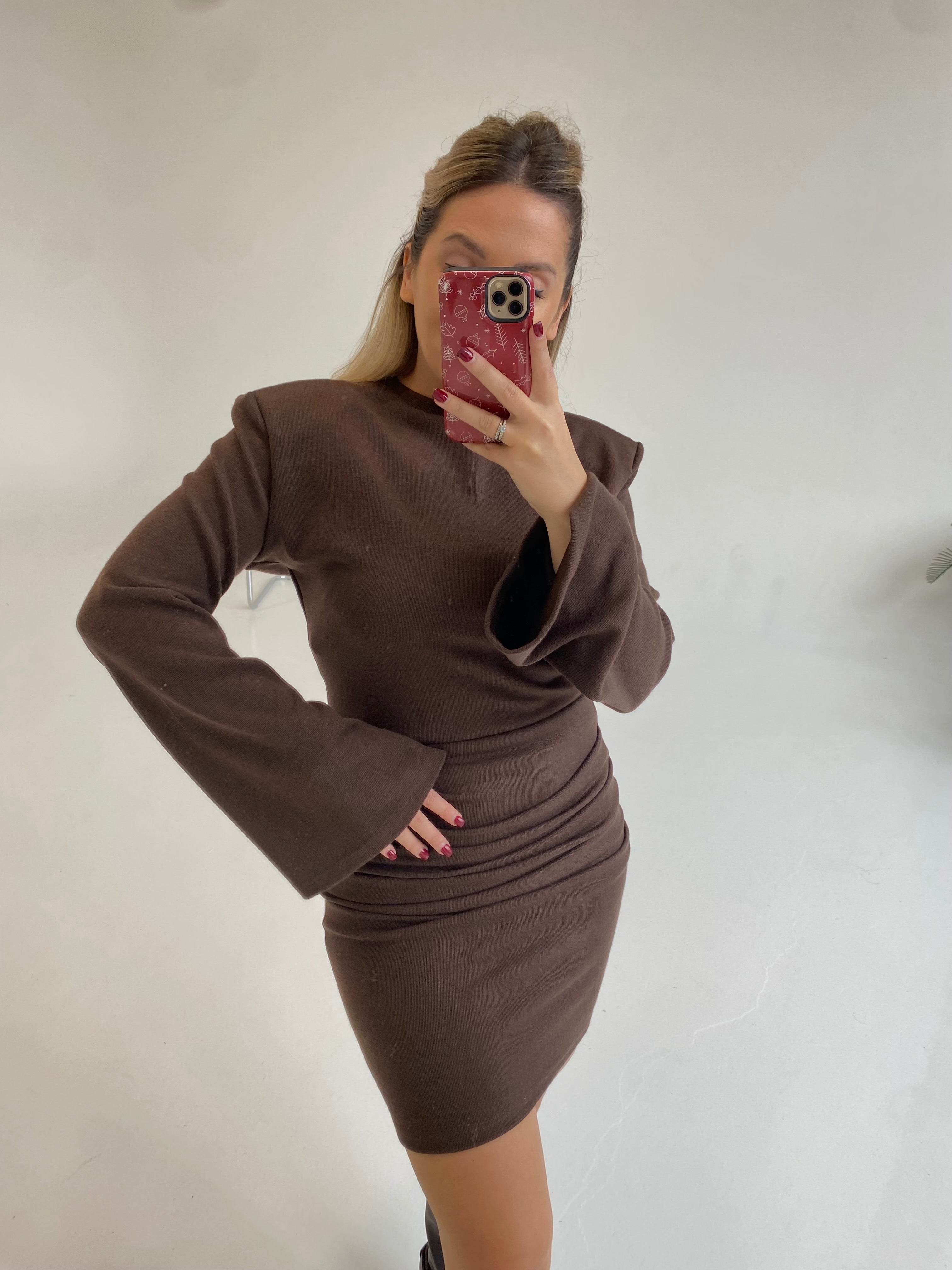 Išskirtinė suknelė su petukais “Power Dress Brown”