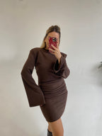 Išskirtinė suknelė su petukais “Power Dress Brown”