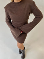 Išskirtinė suknelė su petukais “Power Dress Brown”