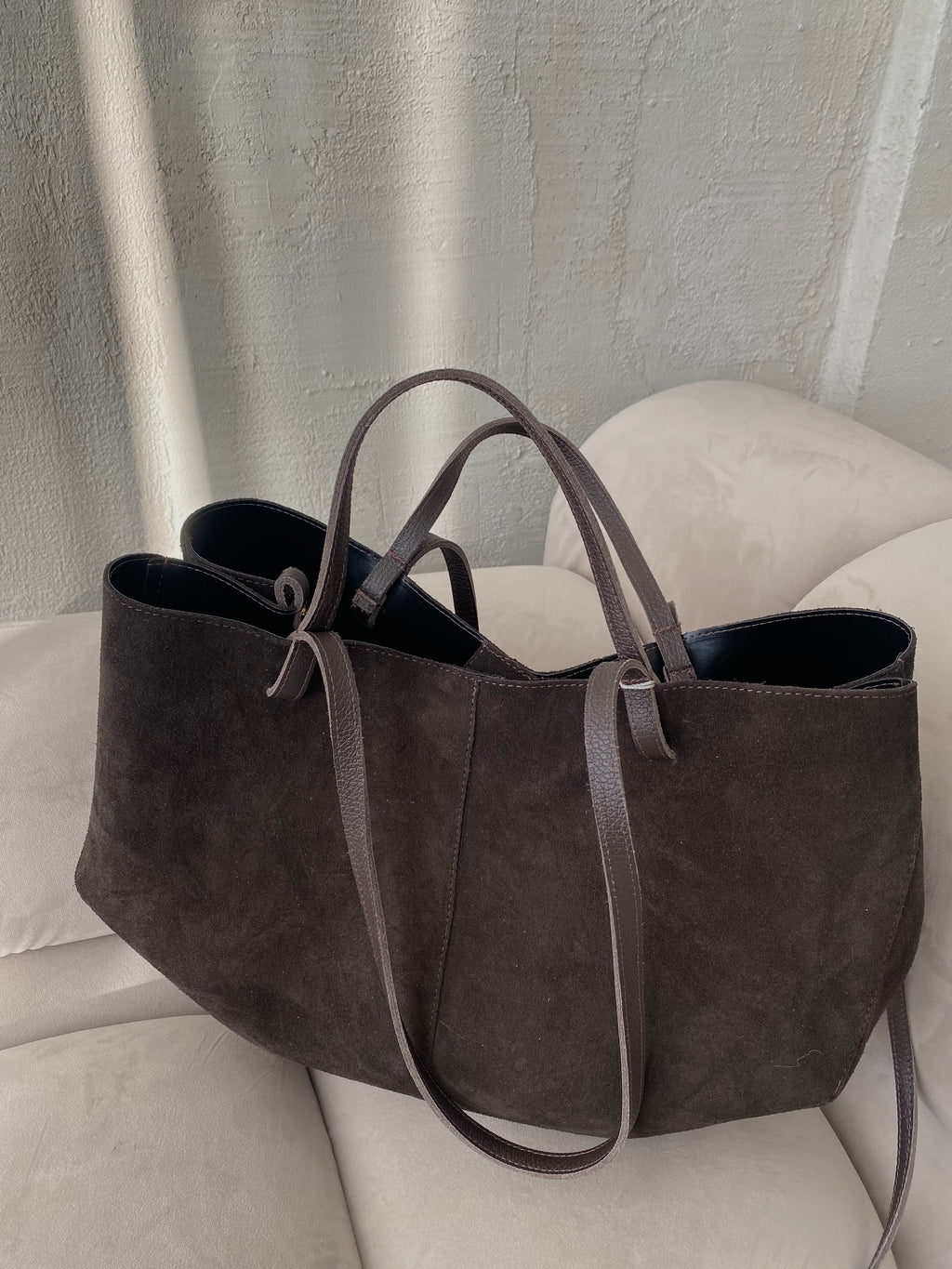 PREORDER: Natūralios verstos odos rankinė “Suede Classic Bag”