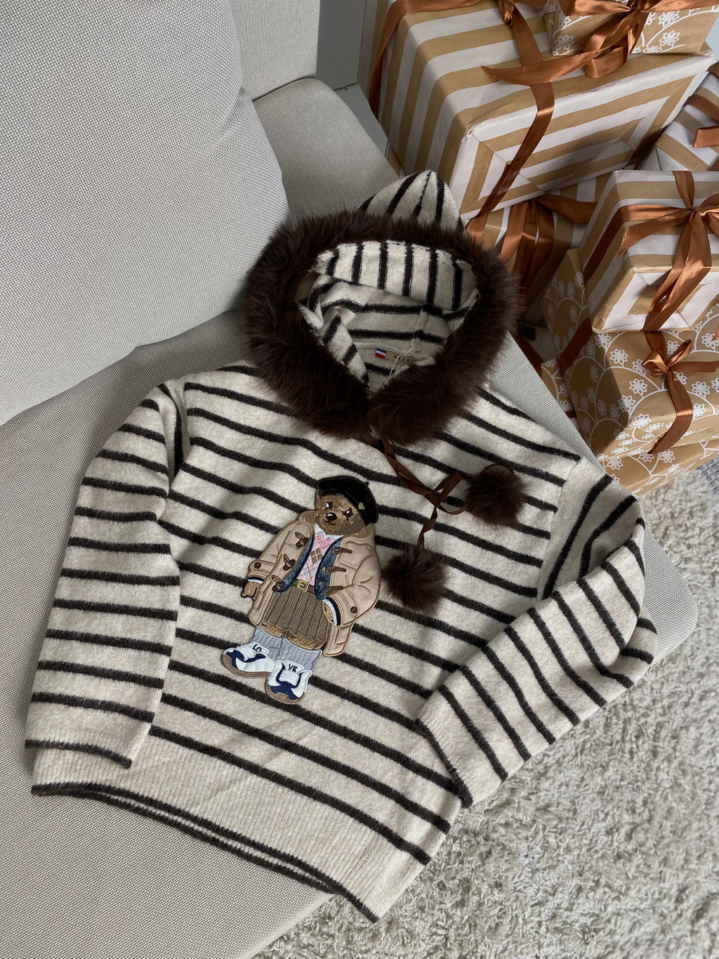 Šiltas šviesus dryžuotas megztinis su kailiuku ant gobtuvo “Teddy Cozy Stripe Hoodie – Light”