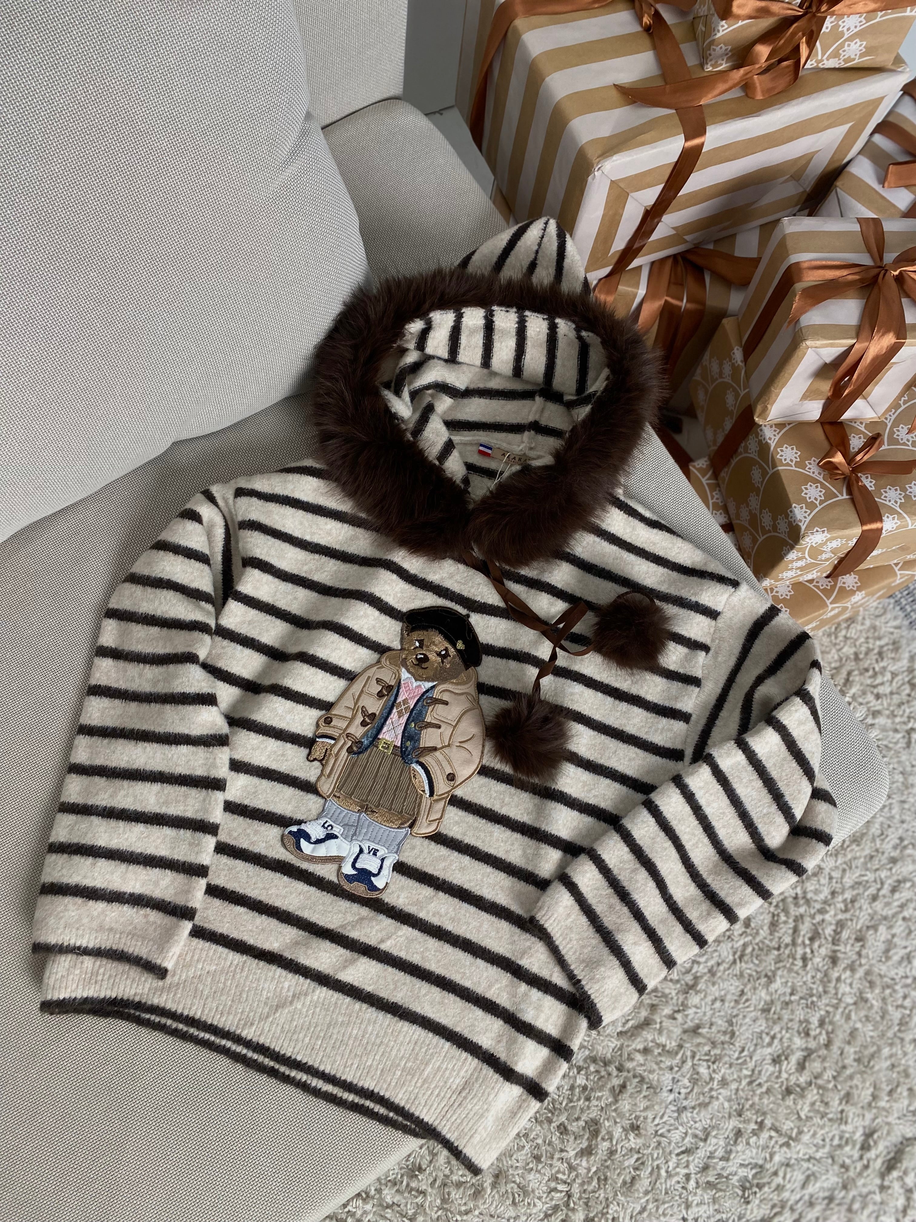Šiltas šviesus dryžuotas megztinis su kailiuku ant gobtuvo “Teddy Cozy Stripe Hoodie – Light”