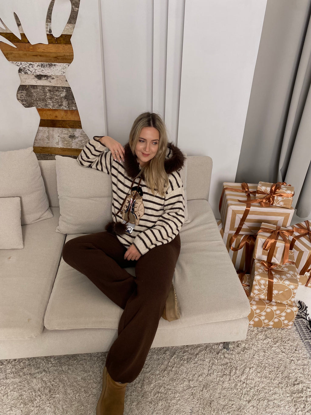 Šiltas šviesus dryžuotas megztinis su kailiuku ant gobtuvo “Teddy Cozy Stripe Hoodie – Light”