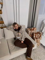 Šiltas šviesus dryžuotas megztinis su kailiuku ant gobtuvo “Teddy Cozy Stripe Hoodie – Light”