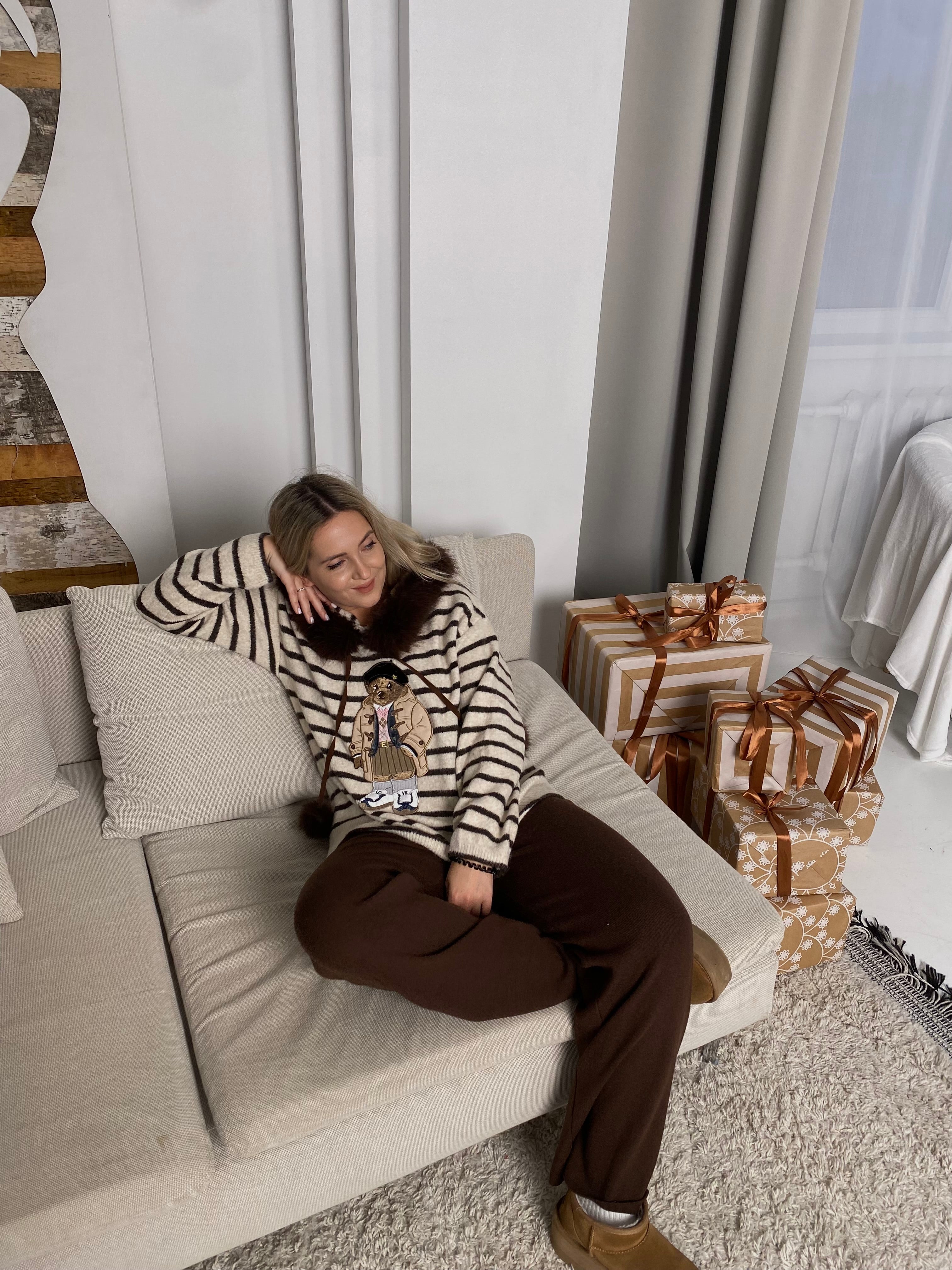 Šiltas šviesus dryžuotas megztinis su kailiuku ant gobtuvo “Teddy Cozy Stripe Hoodie – Light”