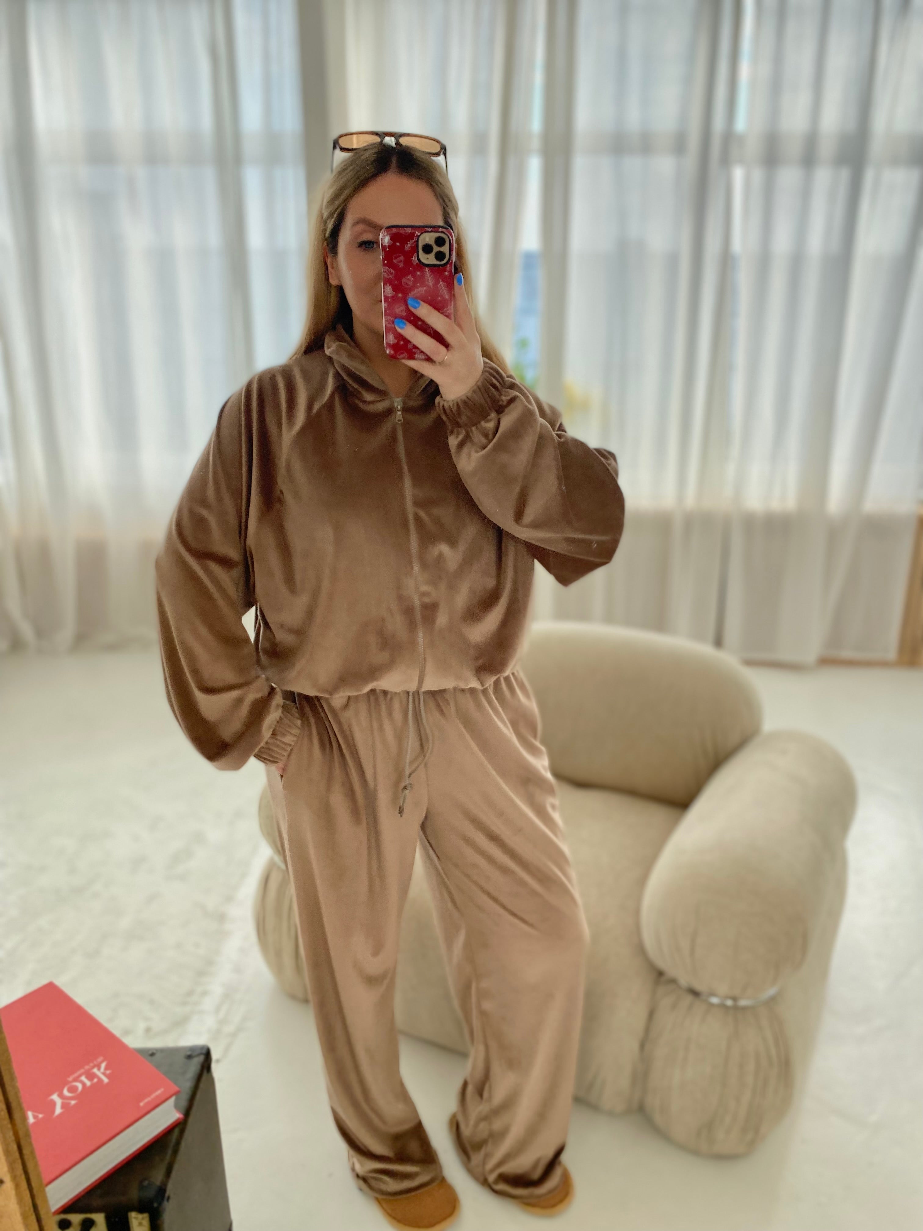 Karamelinis veliūrinis laisvalaikio komplektas „Caramel Velvet Comfort Set“