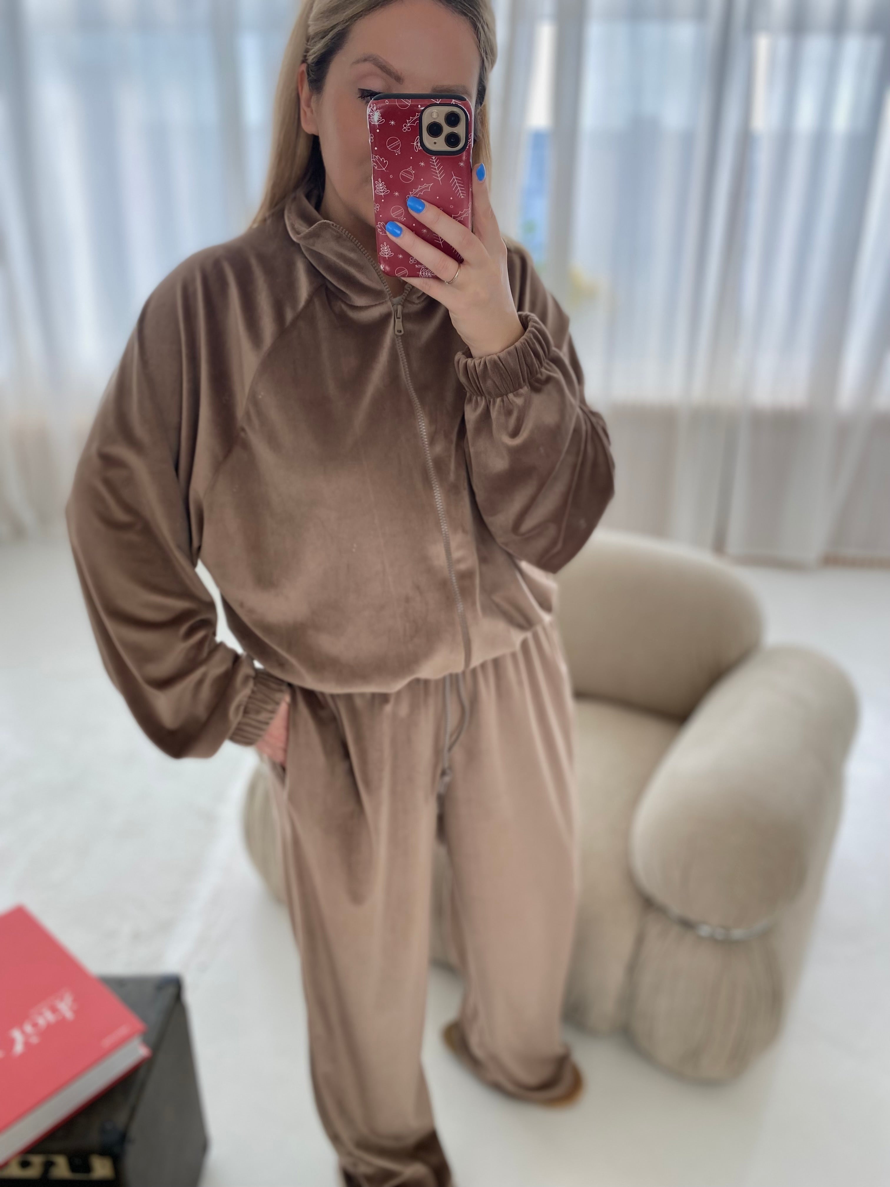 Karamelinis veliūrinis laisvalaikio komplektas „Caramel Velvet Comfort Set“