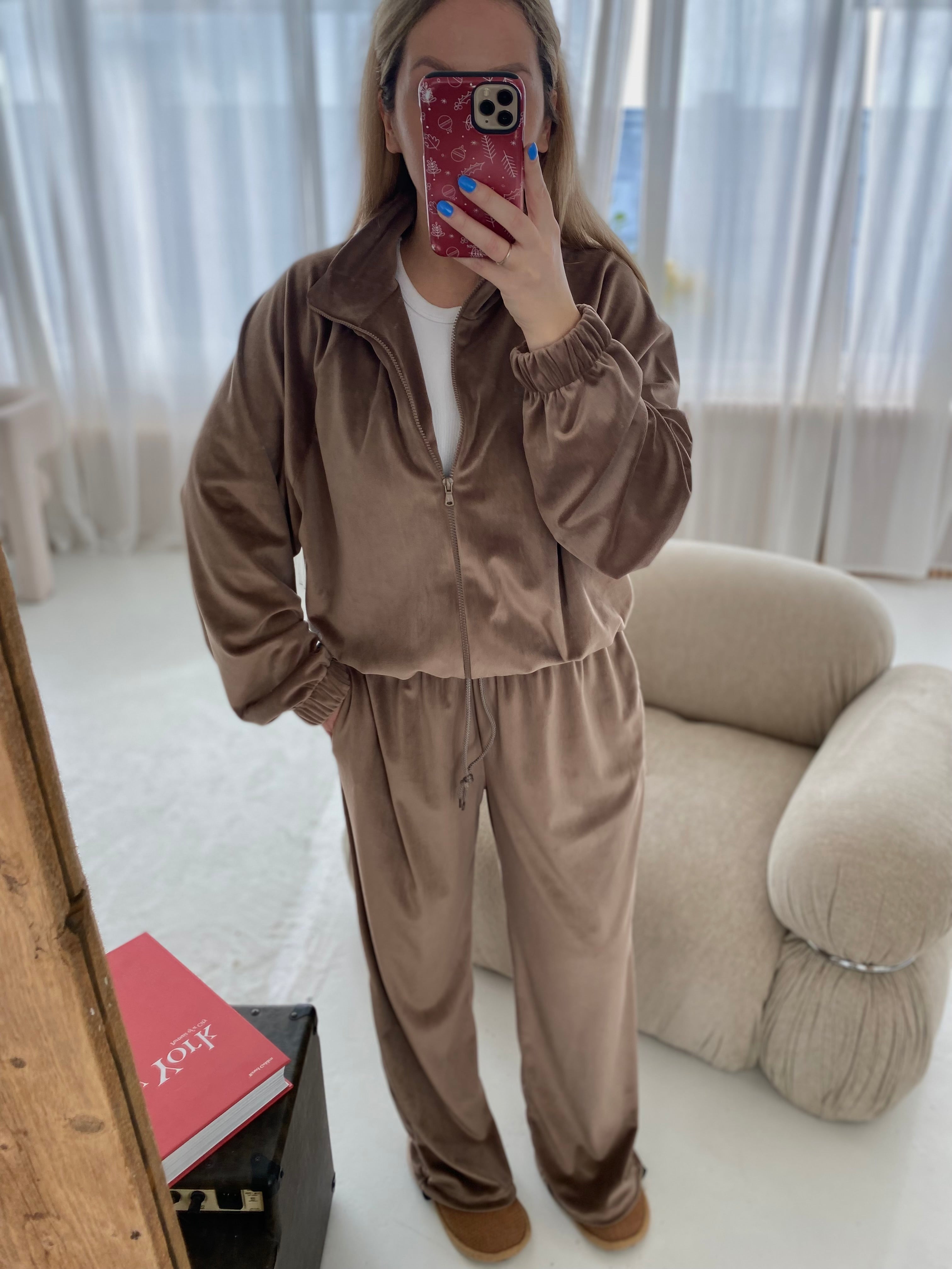 Karamelinis veliūrinis laisvalaikio komplektas „Caramel Velvet Comfort Set“