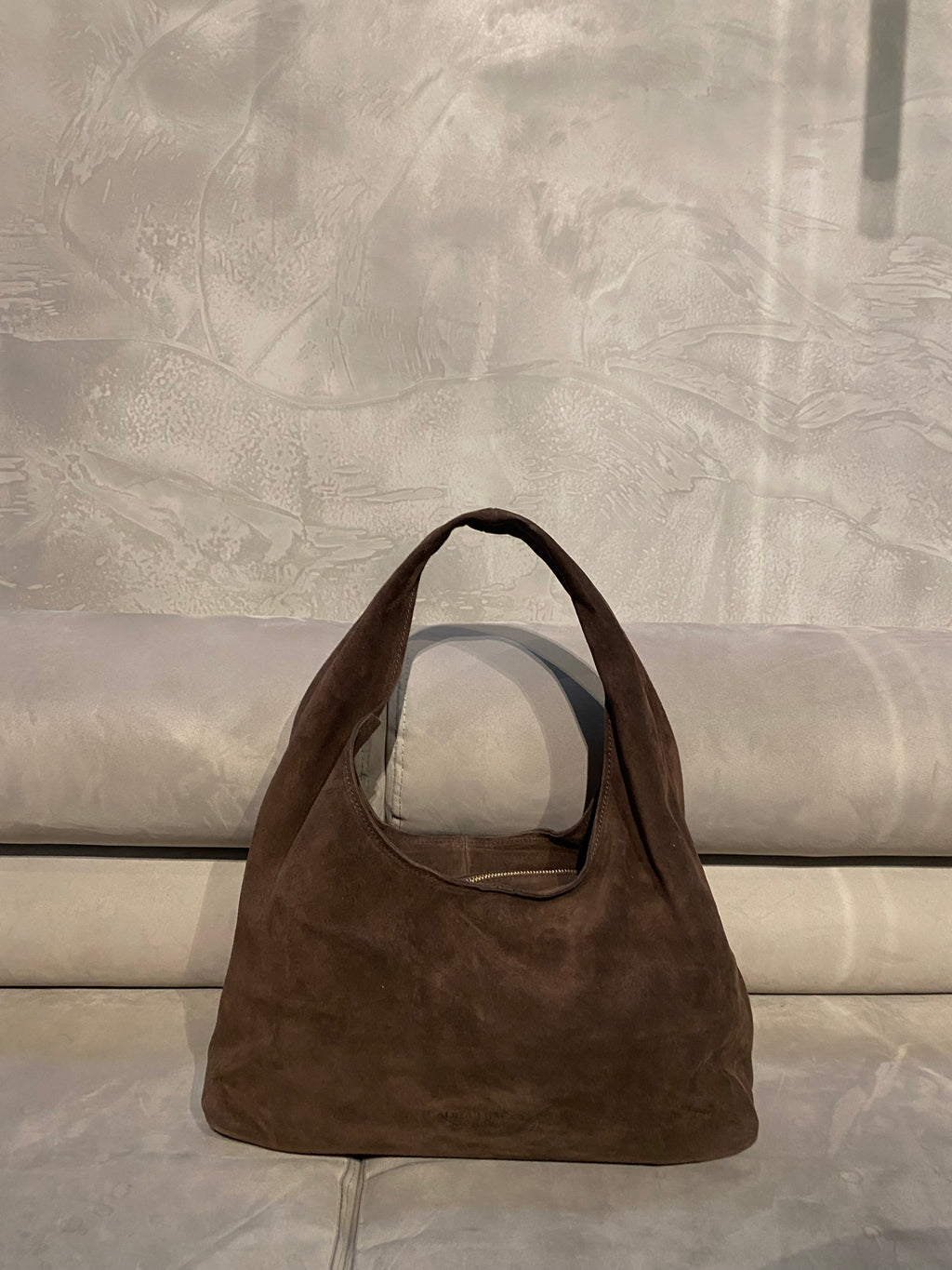 Ruda verstos odos rankinė „Marlow Suede Hobo“
